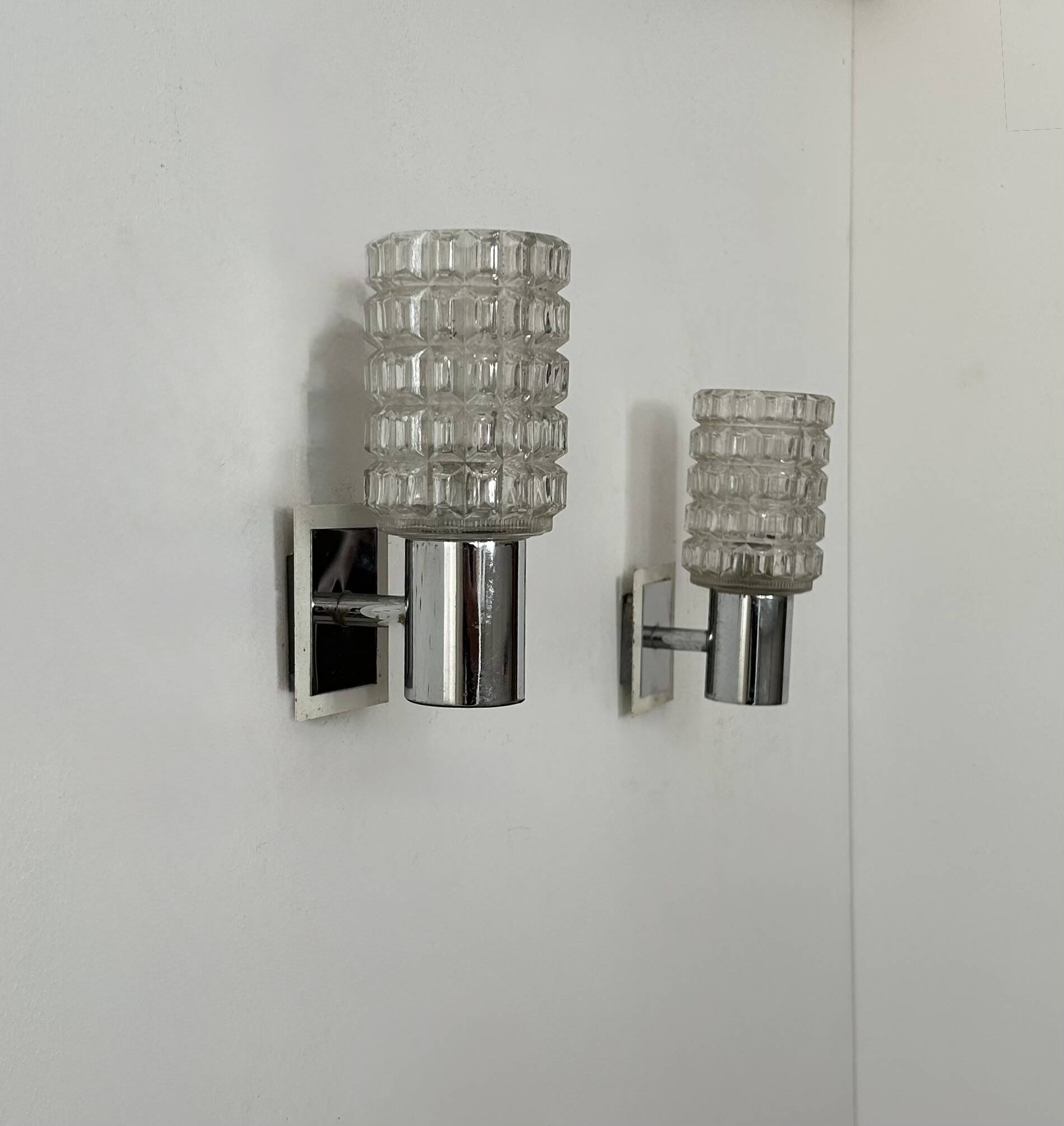 Paire d'appliques vintage, métal chromé et verre moulé pressé, Italie, 1970