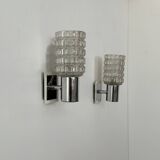 Paire d'appliques vintage, métal chromé et verre moulé pressé, Italie, 1970