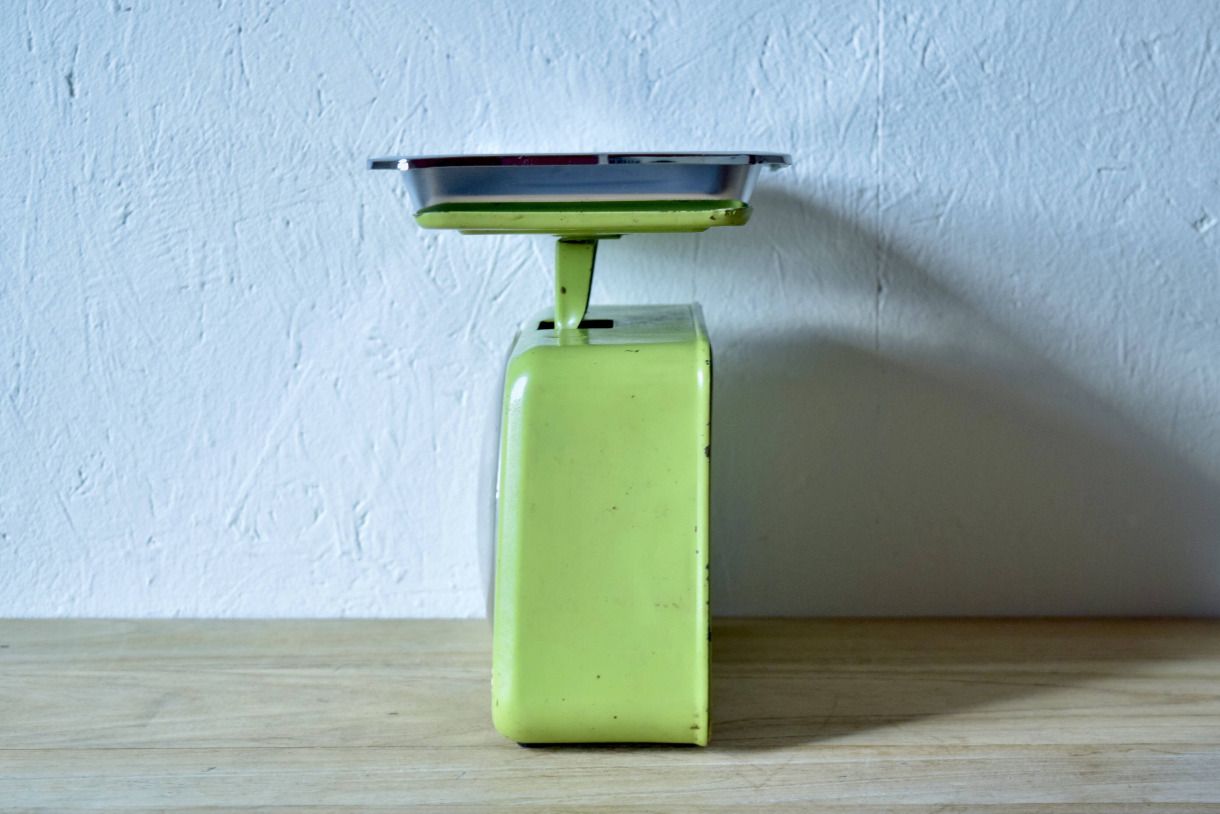 Stube - vintage green kitchen scale in enameled metal - force 10