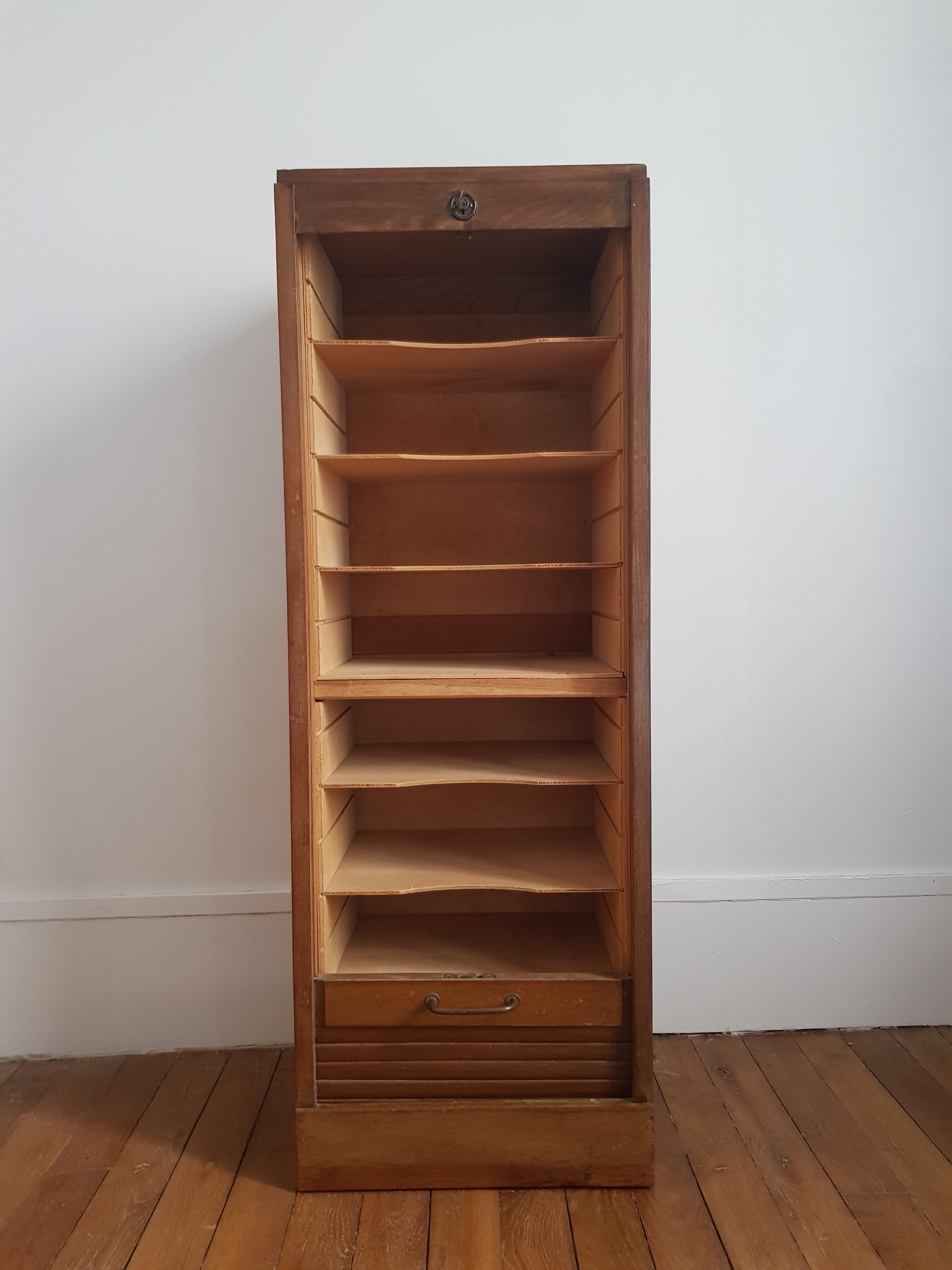 Sliding curtain cabinet