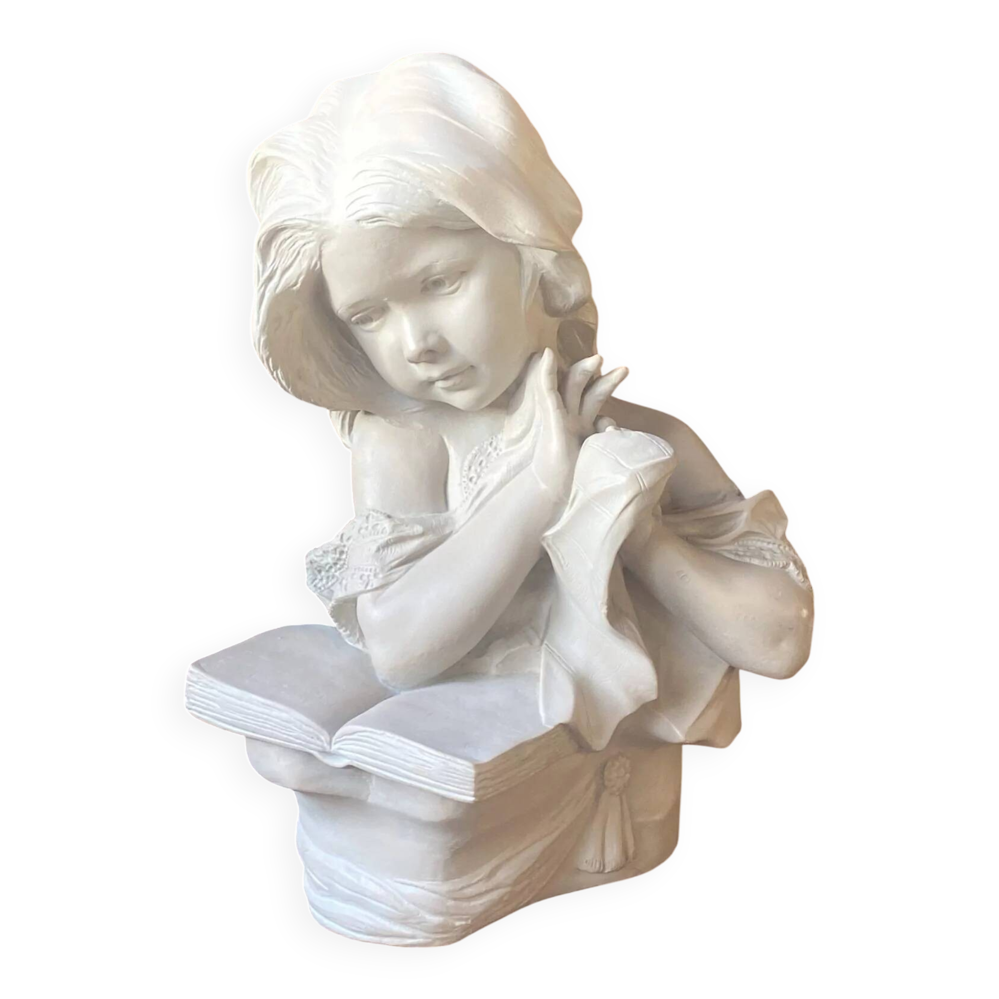 Grande sculpture en terre cuite – Fillette à la lecture – Patine grise – Époque XXe