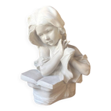 Grande sculpture en terre cuite – Fillette à la lecture – Patine grise – Époque XXe