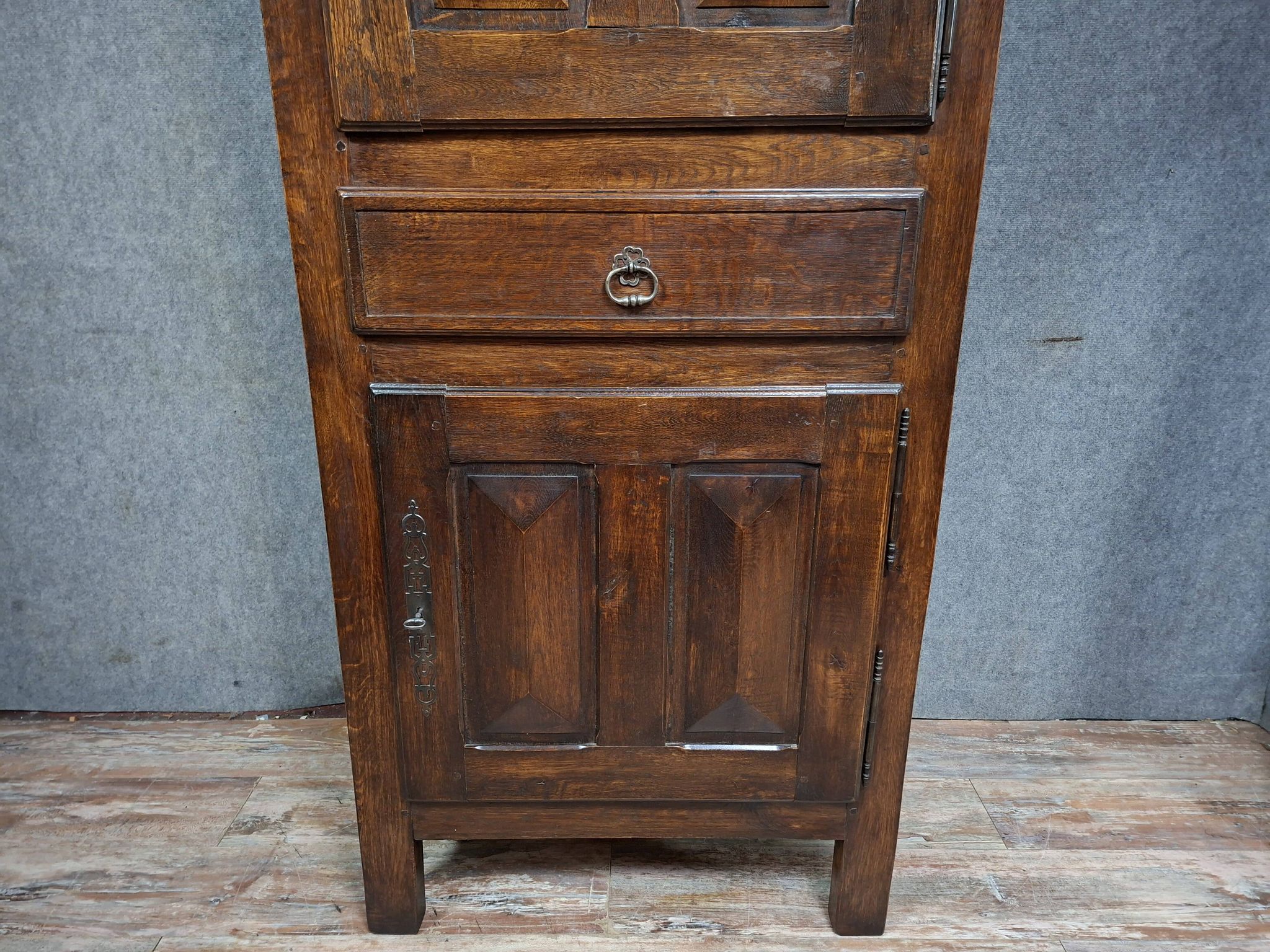 Standing man in Louis XIII style, made of solid oak, from the 20th century.