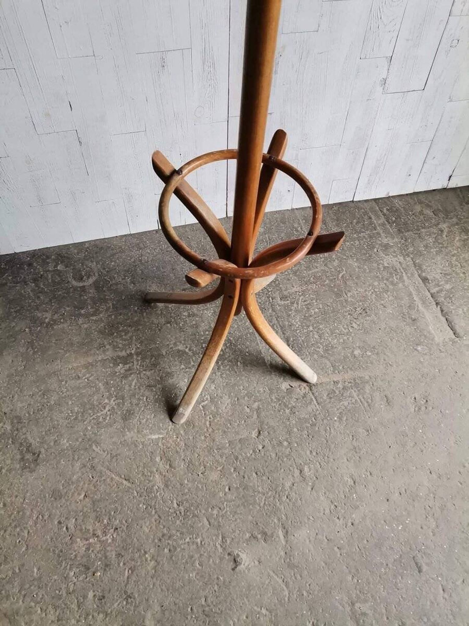 Freestanding coat rack by Thonet in brown wood, bentwood style, Hungary 1930s H185cm