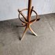 Portemanteau sur pied Thonet en bois marron, style bentwood, Hongrie années 1930 H185cm