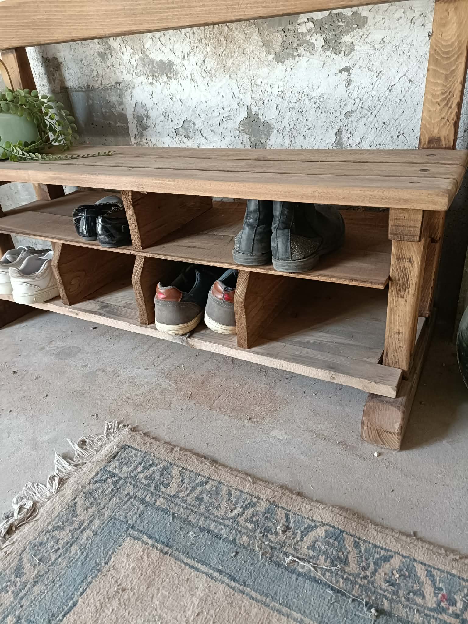 Entrance bench