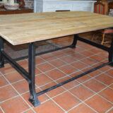 Table industrielle en fonte et plateau en bois