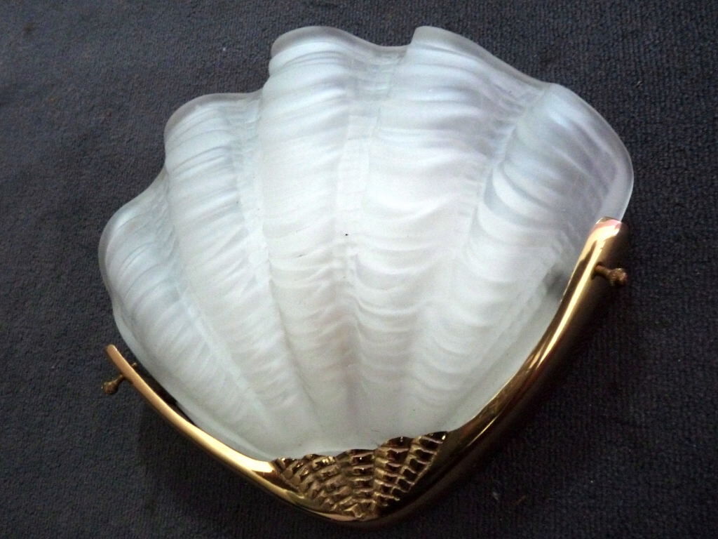 Wall lamp shell art deco in bronze and thick frost glass