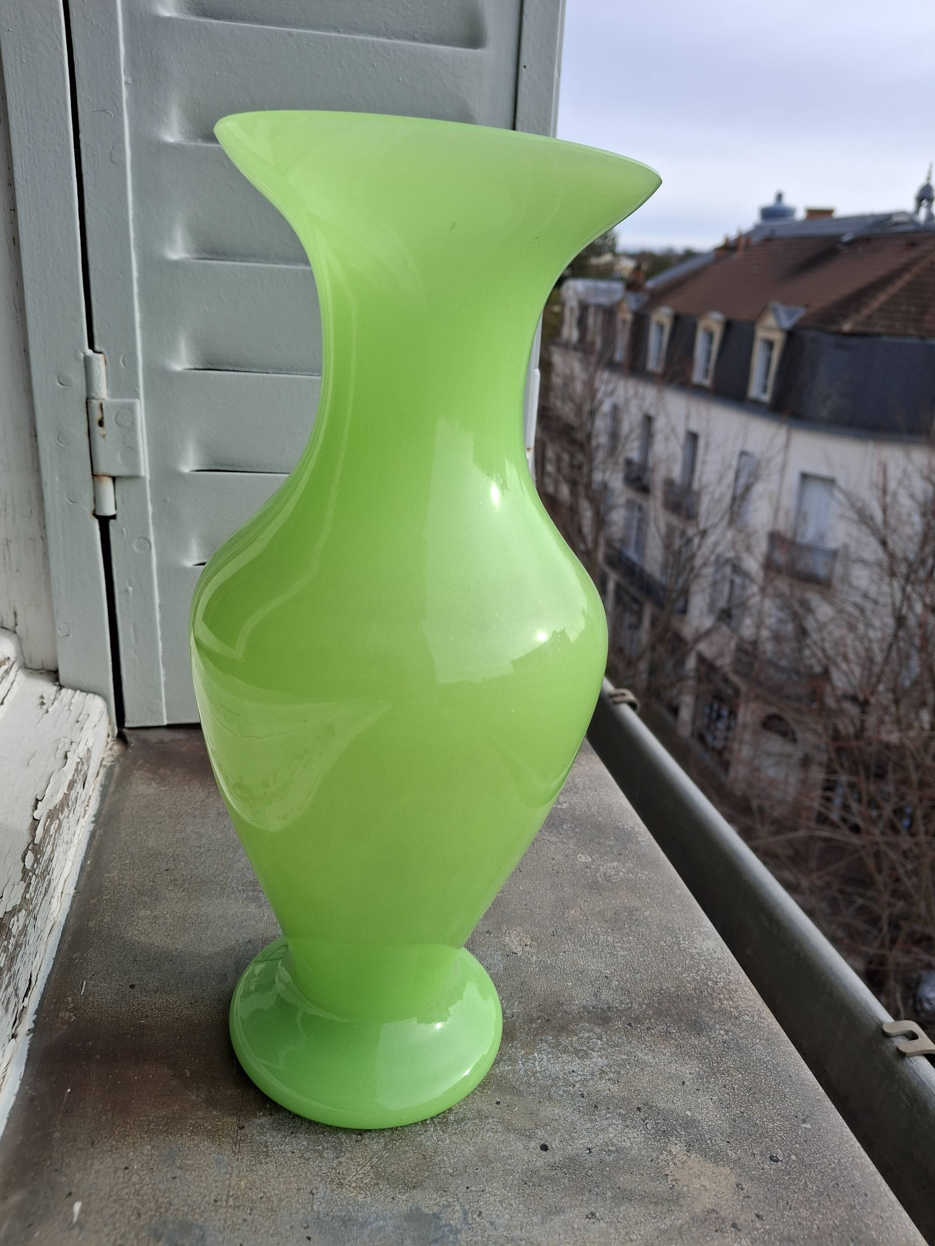 Grand vase balustre en verre opalin couleur anis hauteur 31 cm