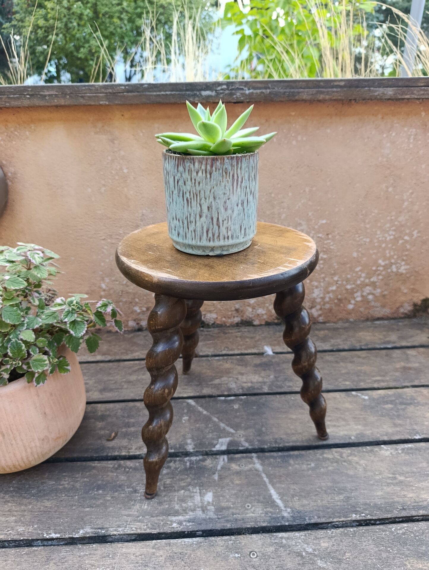 tabouret de ferme tripode brutaliste | pieds torsadés