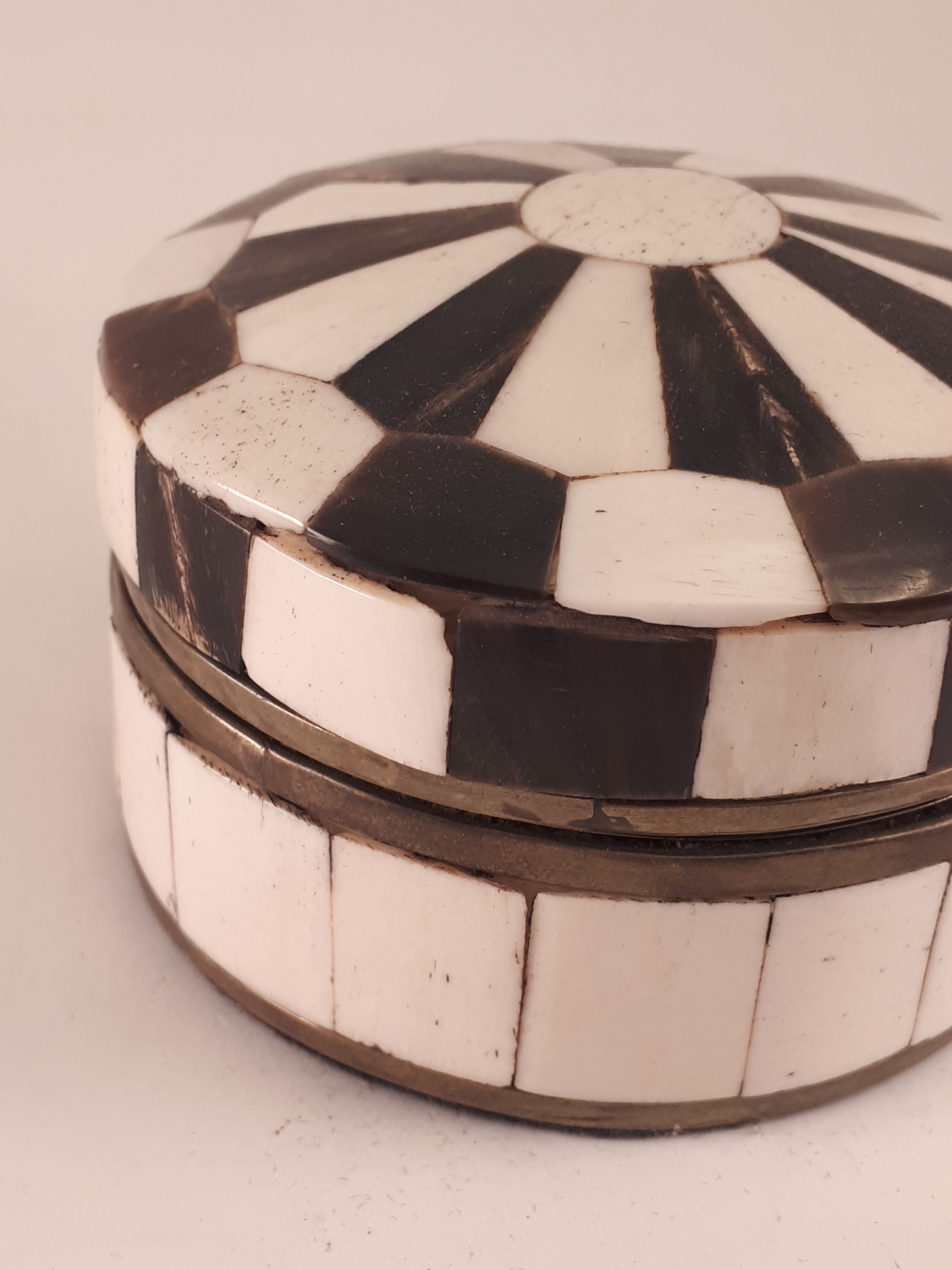 Box with black and white stripes bones and vintage horn 80