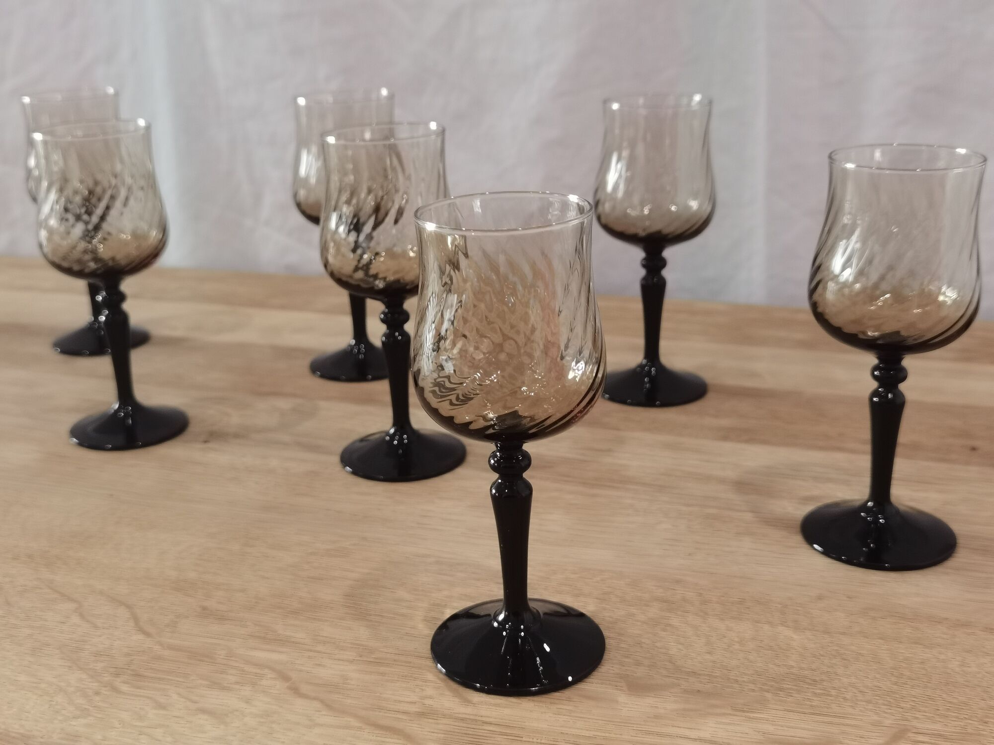 8 glasses of vintage black foot smoked wine Arcoroc