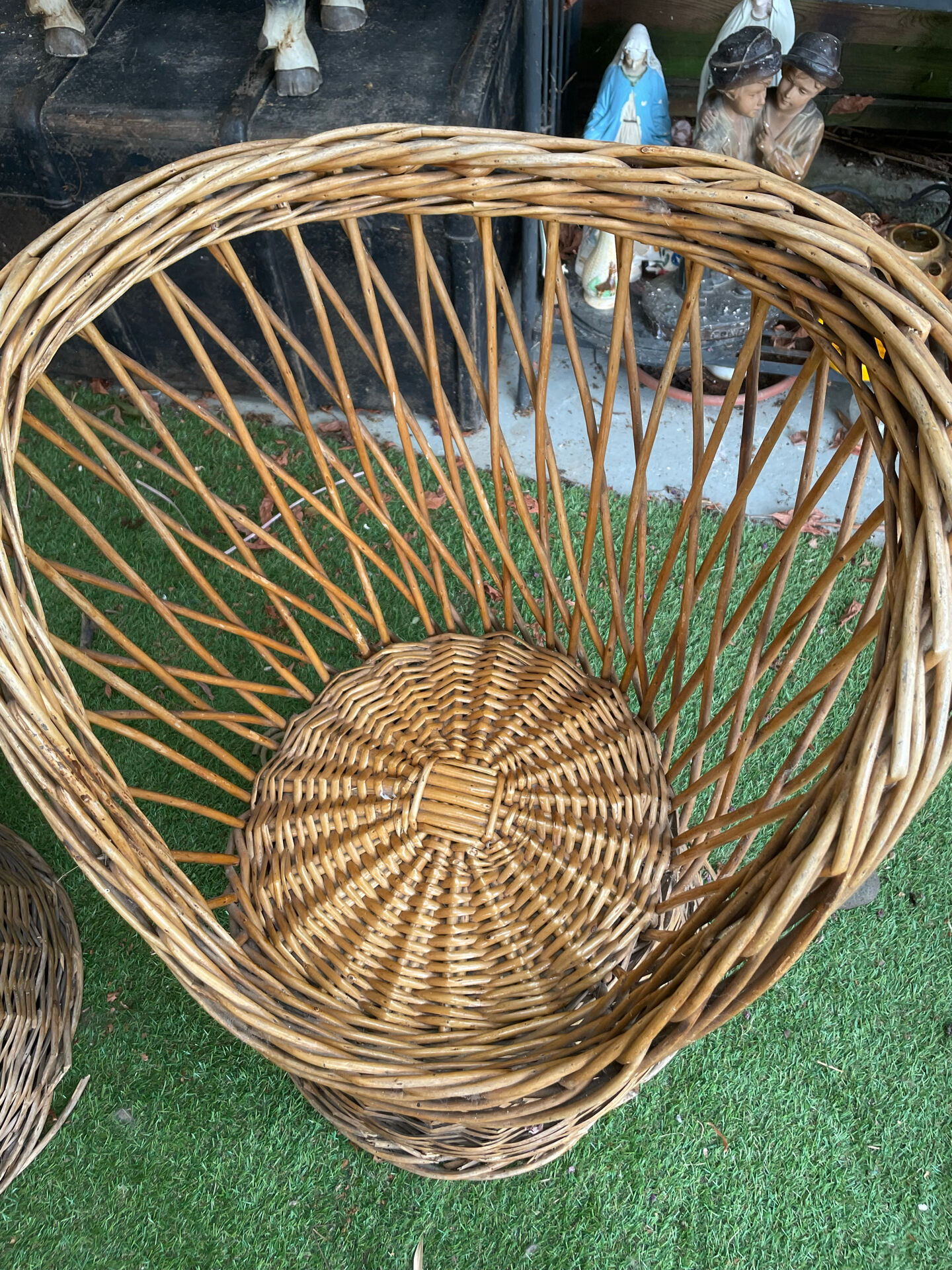 Very beautiful vintage rattan set: 4 armchairs and a table (75/57cm).