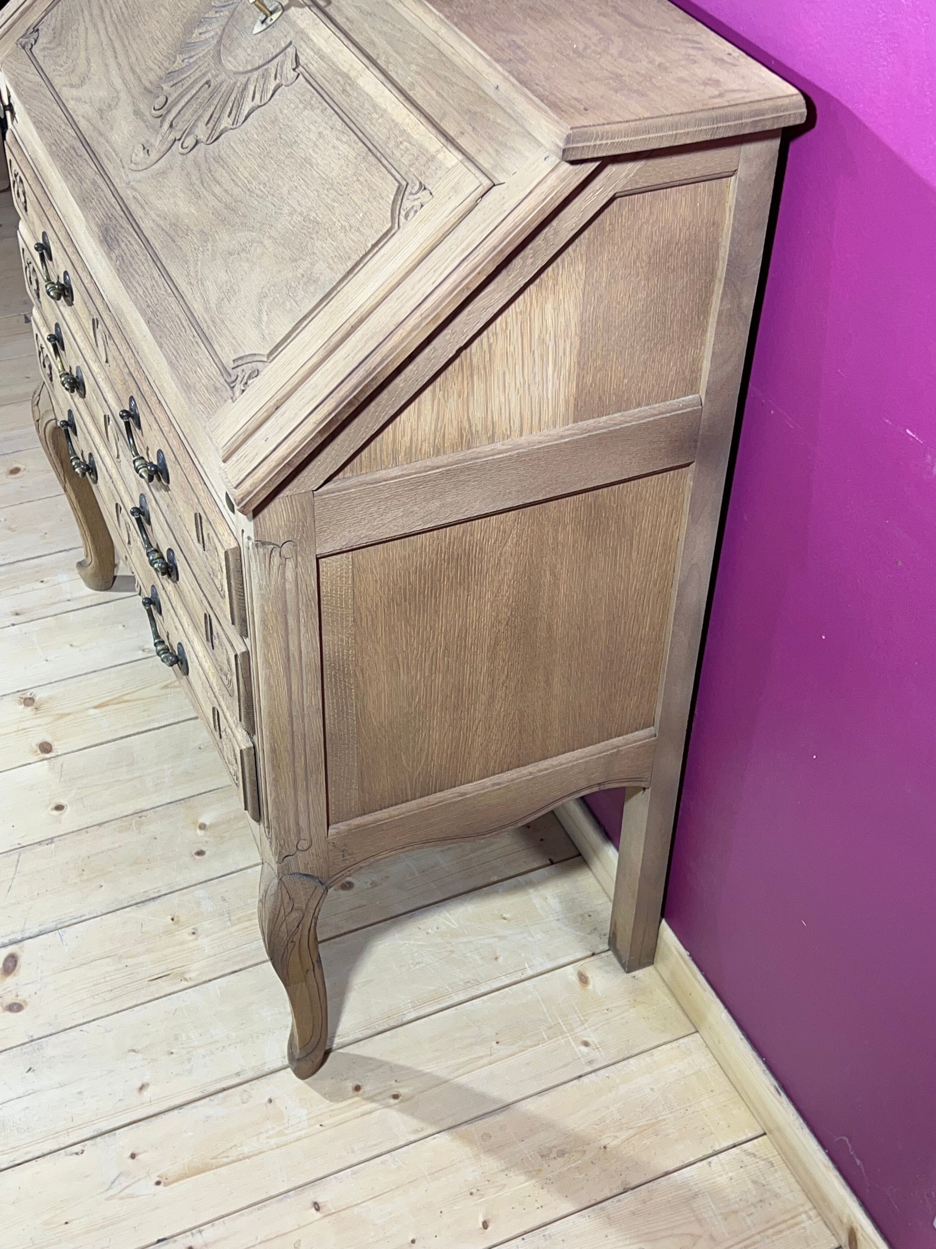 Decapé desk in baroque oak