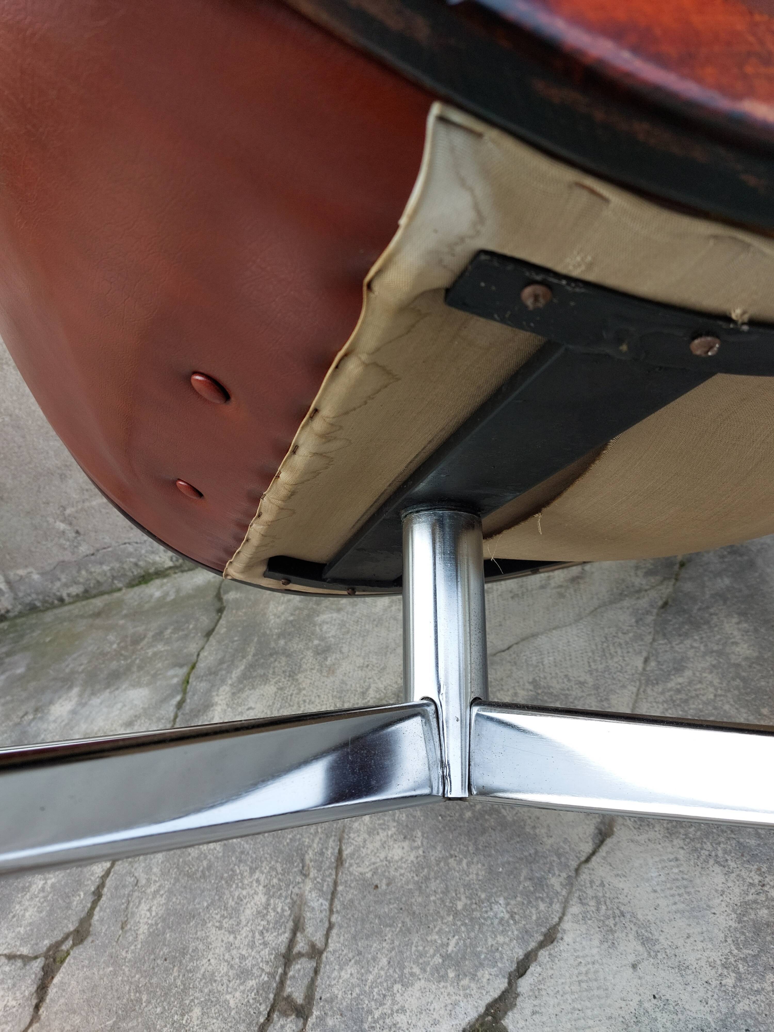 Rotating armchair in vintage skaî 1970