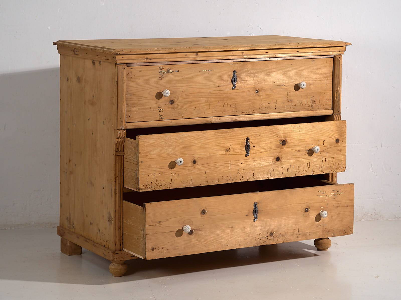 Antique three-drawer chest of drawers (circa 1920)