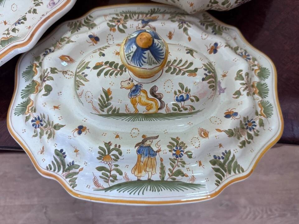 Important covered soup tureen and its stand in earthenware – Polychrome decoration