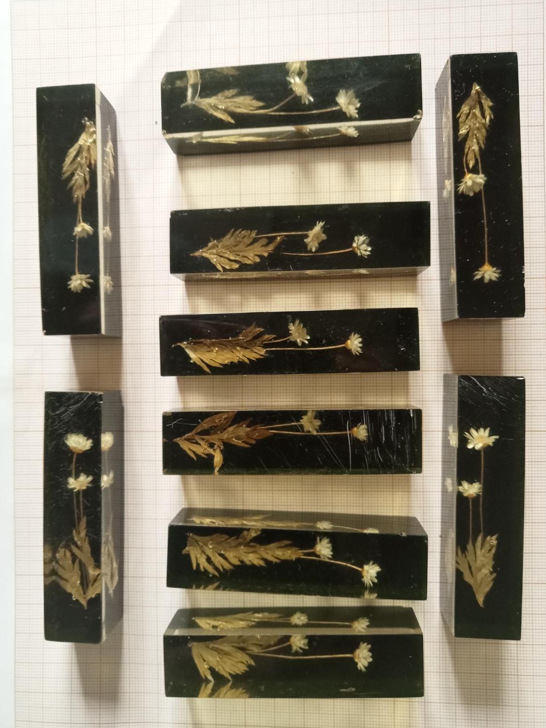 Knife holders in bakelite and gold leaf