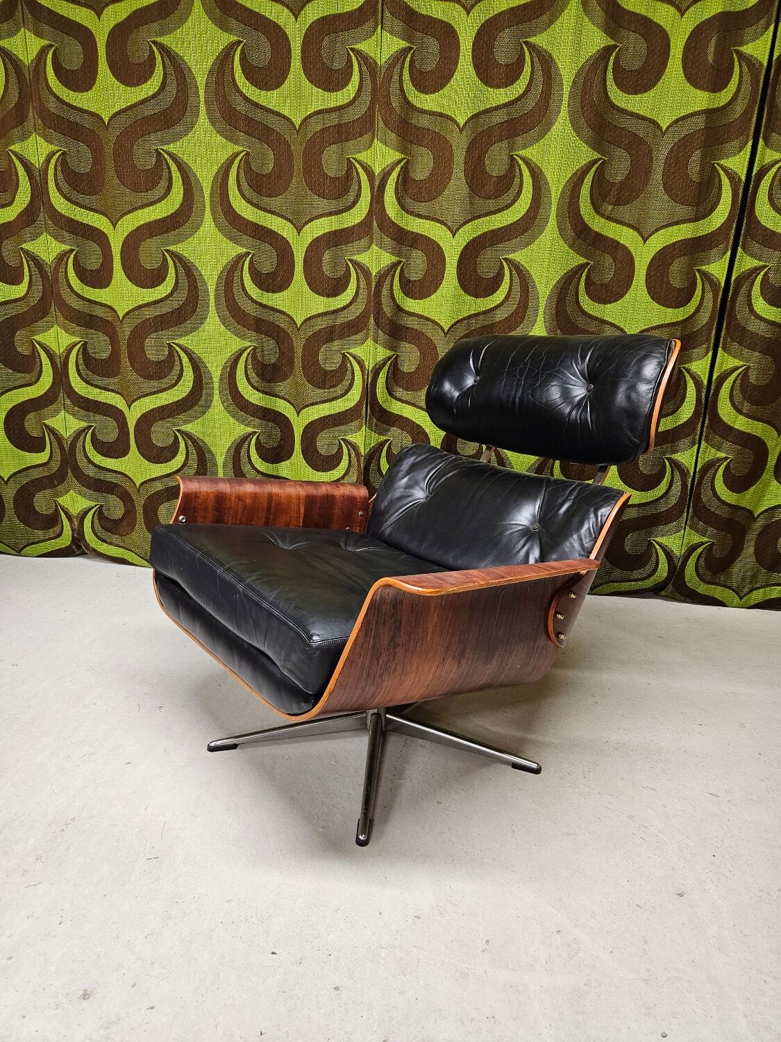 Fauteuil lounge cuir noir 1970 vintage