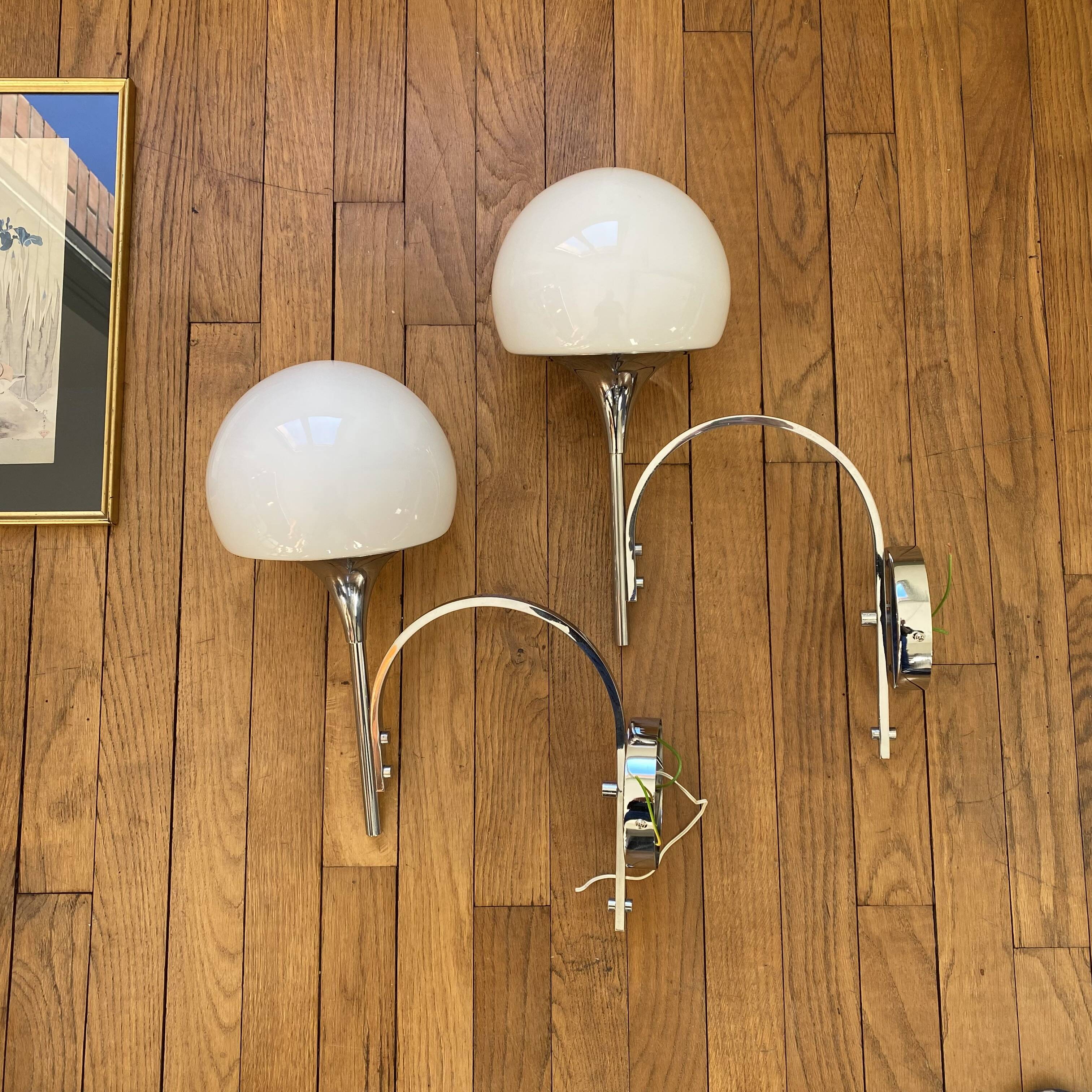 Large pair of Sciolari seventies wall sconces in chrome metal.