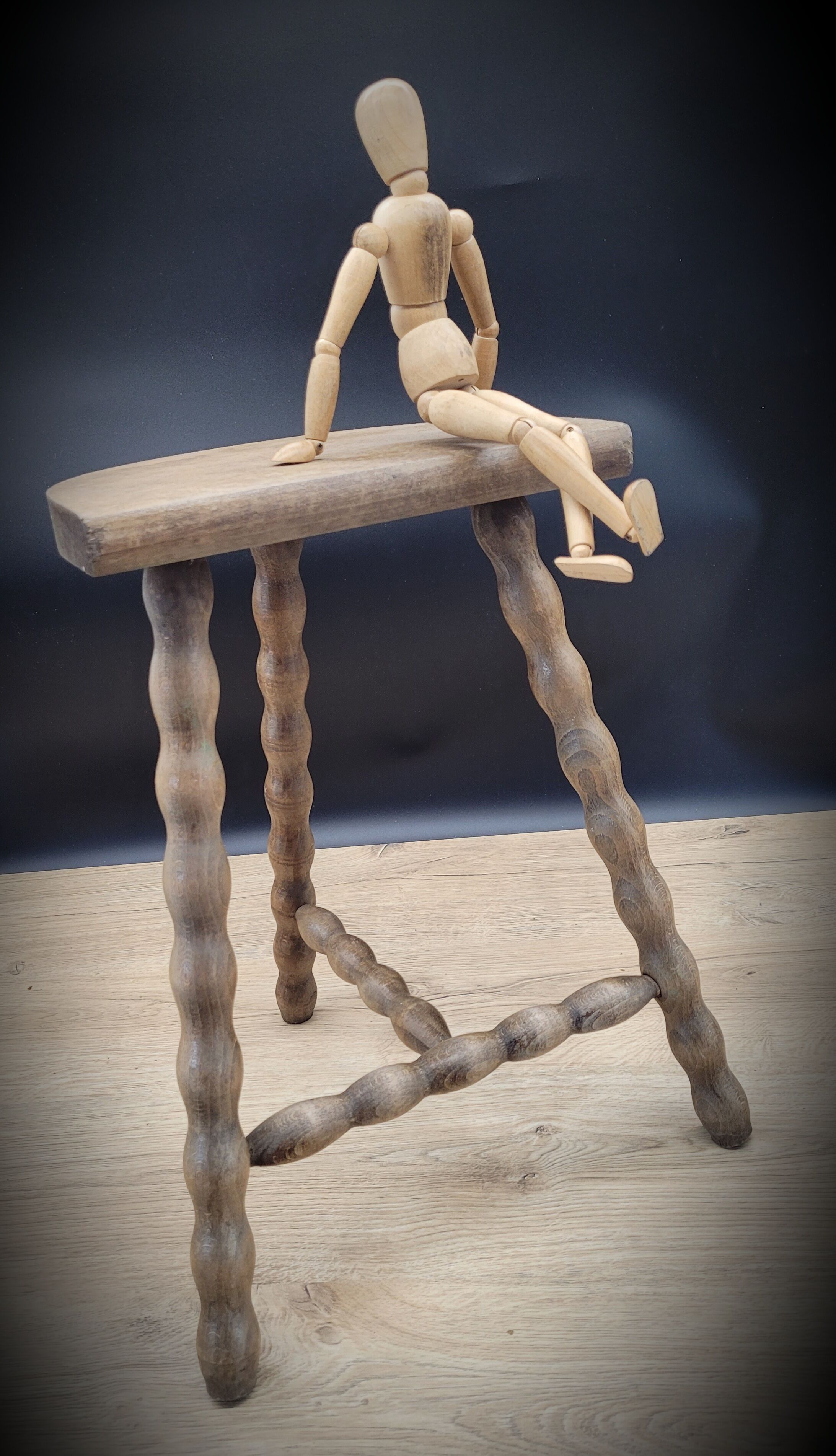Tripod stool legs half-round balls
