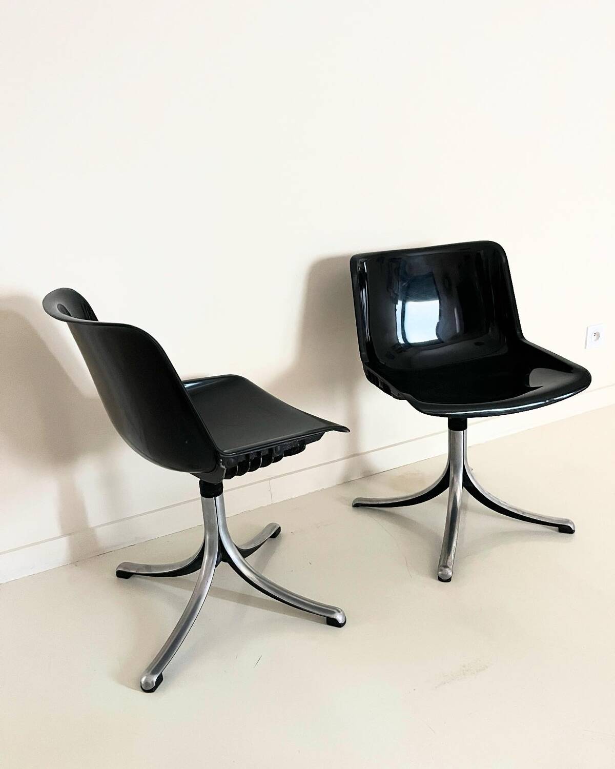 Paire de chaises pivotantes « Modus » d’Osvaldo Borsani