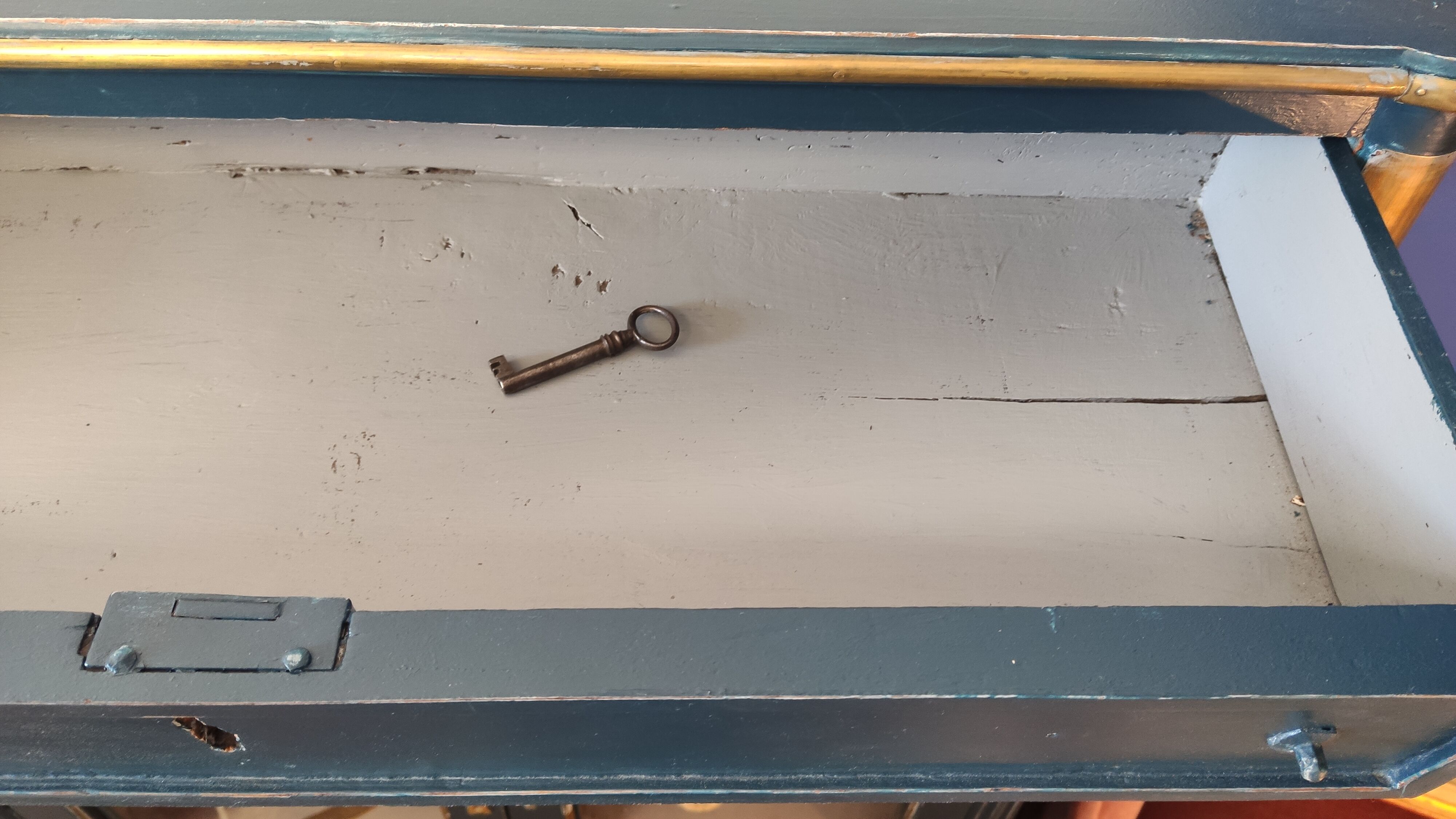 Showcase Louis XVI blue patina