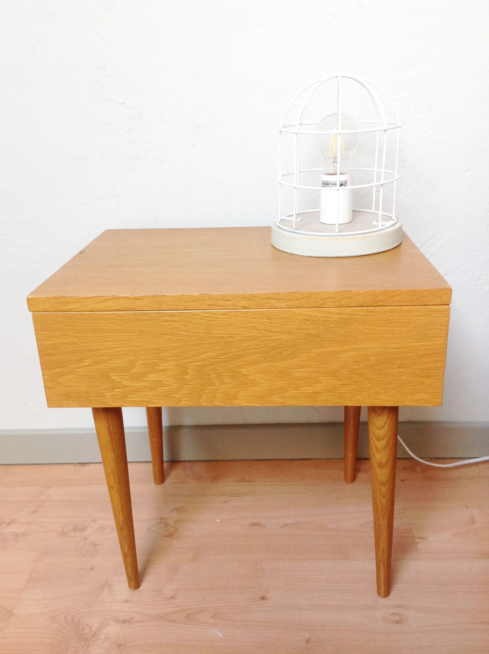 Table de chevet en bois verni style scandinave / vintage années 60-70