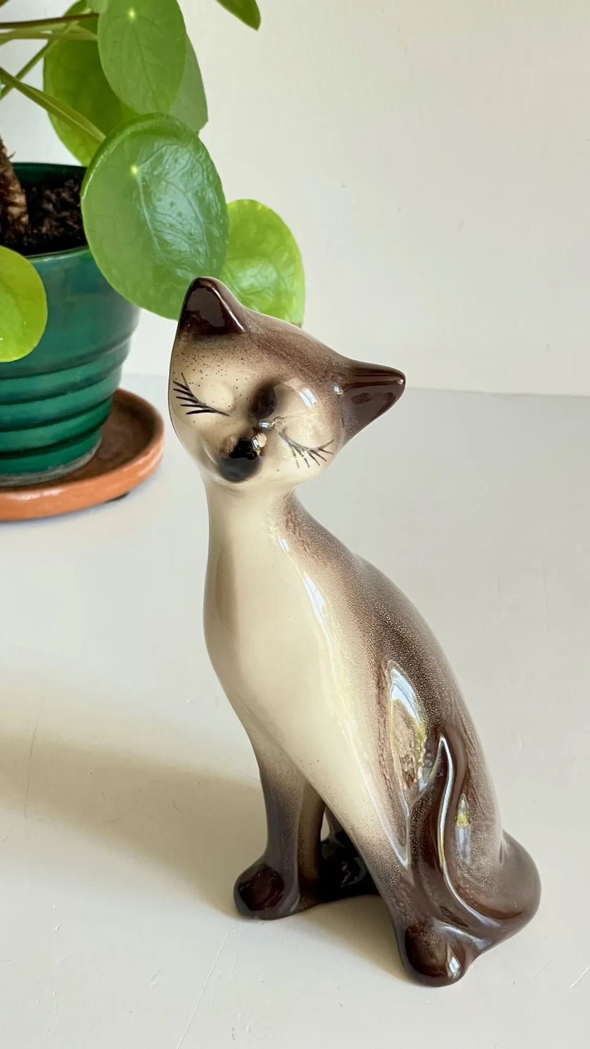 Vintage ceramic chat