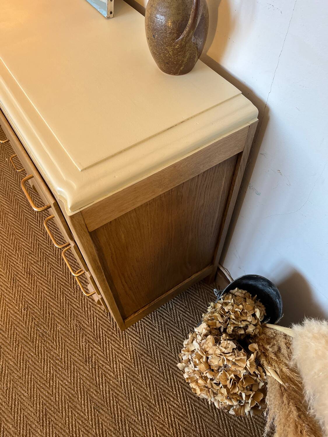 Vintage chest of drawers in wood and golden brass handles