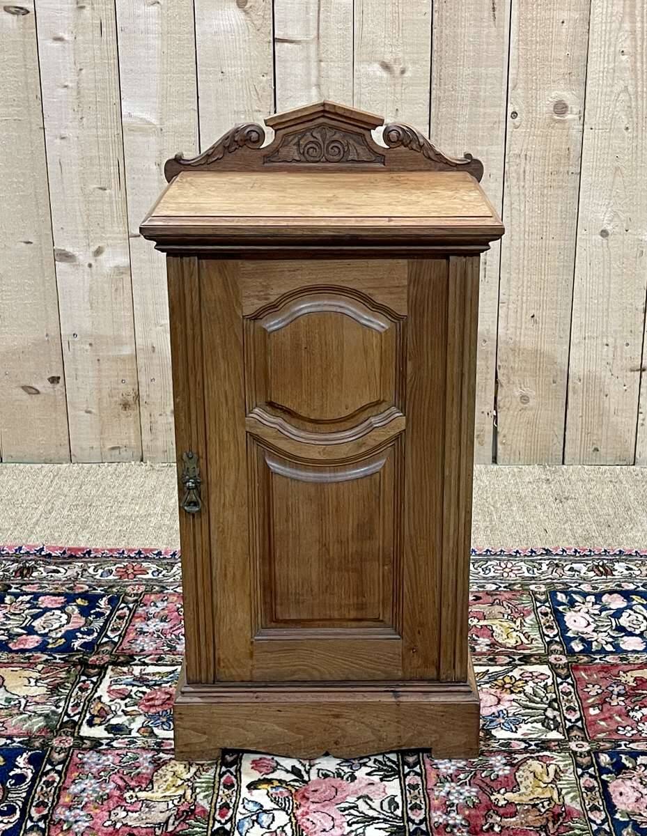 English bedside table in blonde mahogany from the early 20th century.