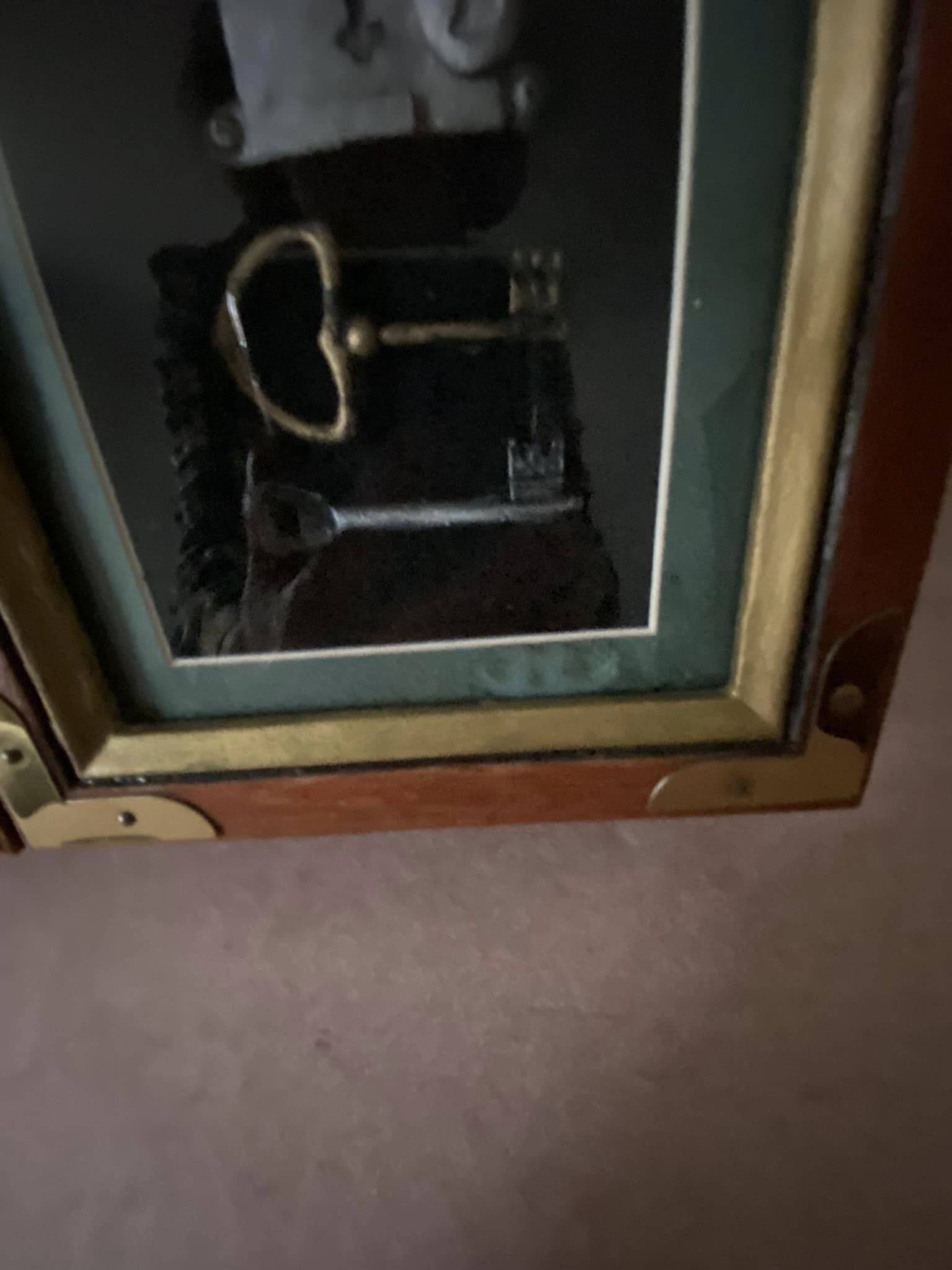 Boîte à clés vintage avec décors de cadenas et clés. En bois, laiton et verre.