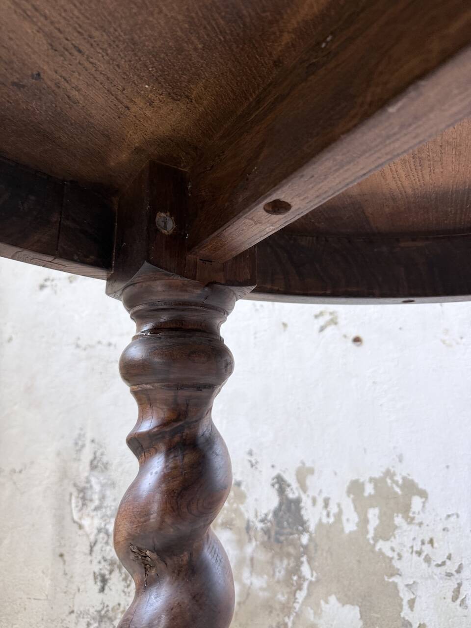 Table 1900 walnut round turned legs