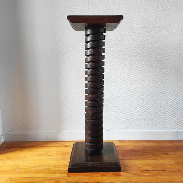Colonne brutaliste – ancienne vis de pressoir bourguignon