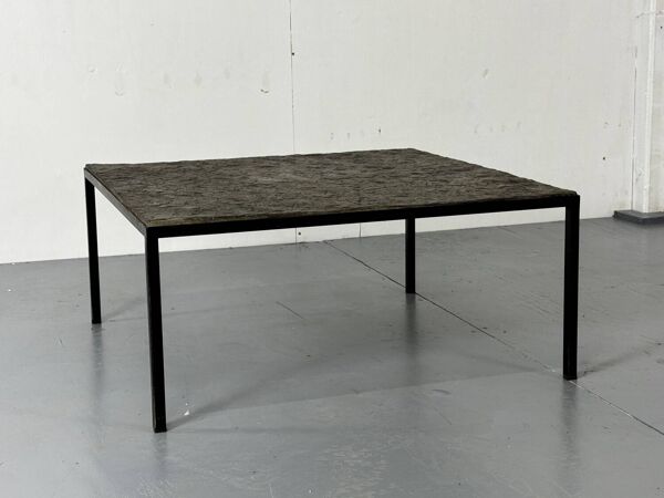 Table basse moderniste minimaliste en ardoise et acier des années 1950.