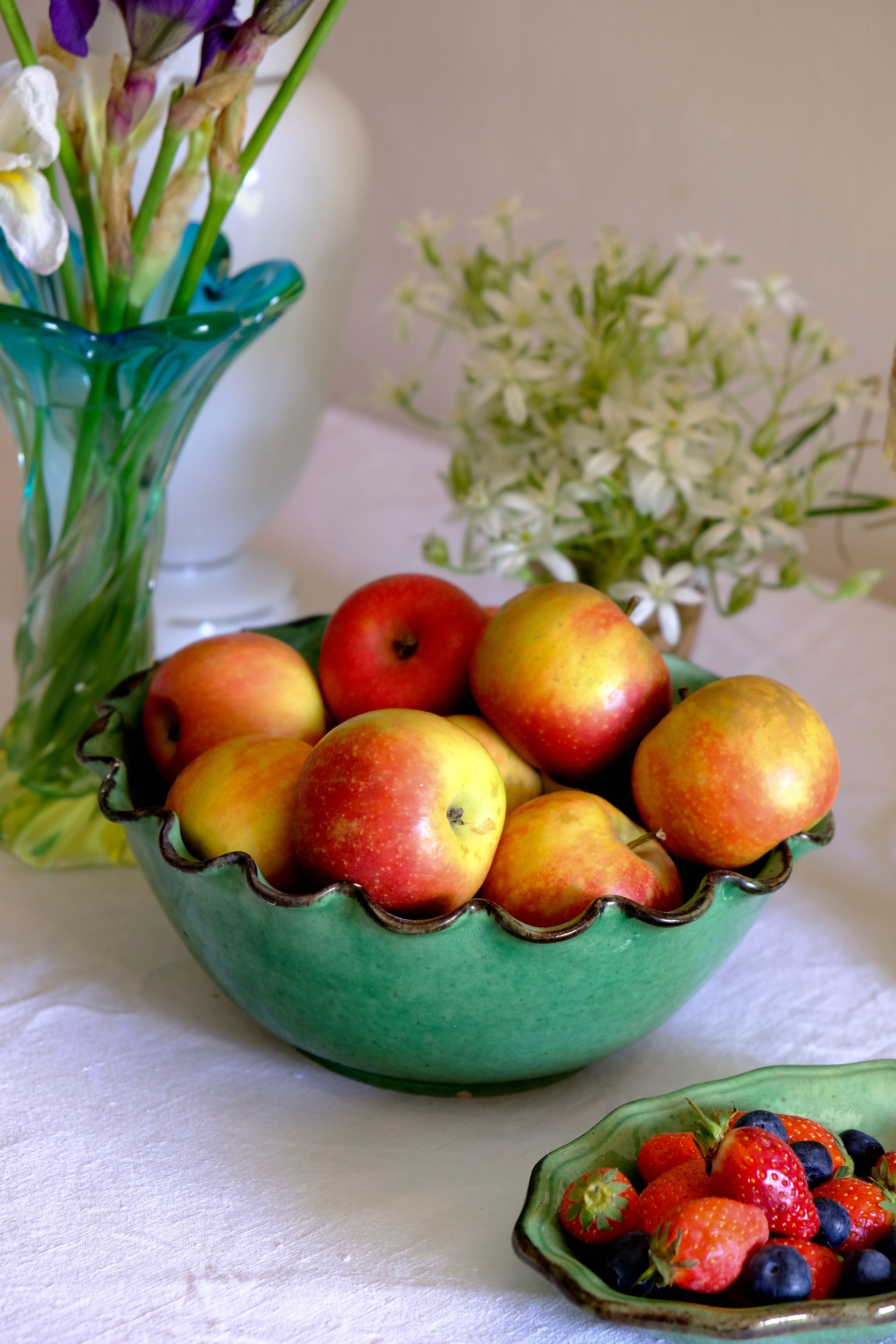 Ancient saladier varnished Provence