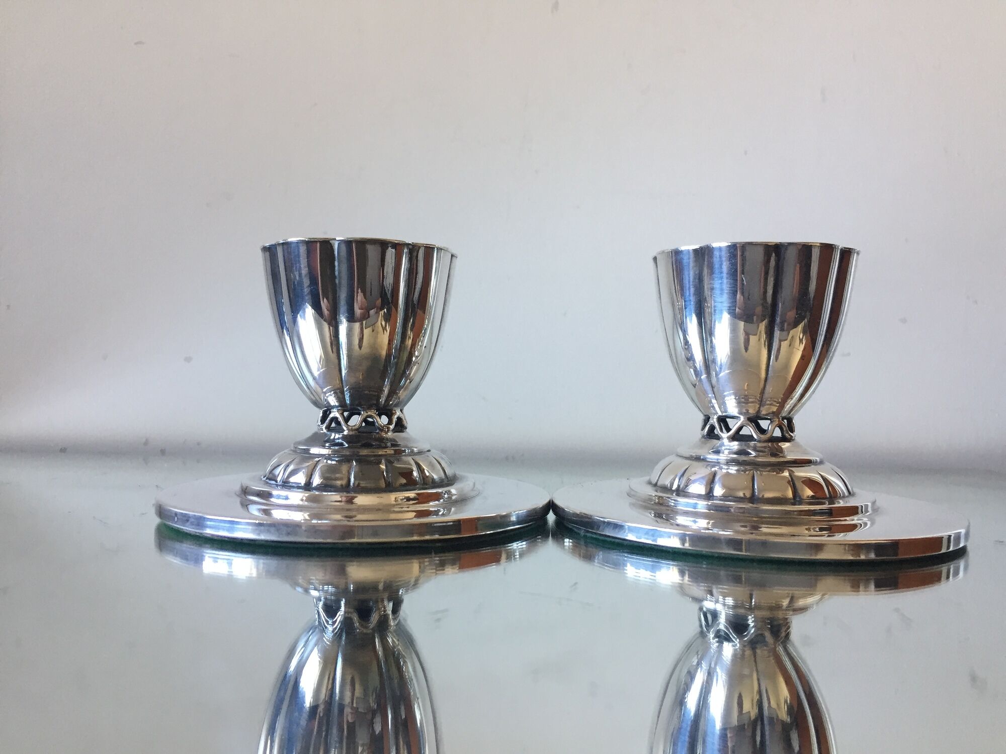 Paire de porte-bougies plaqués en argent art déco
