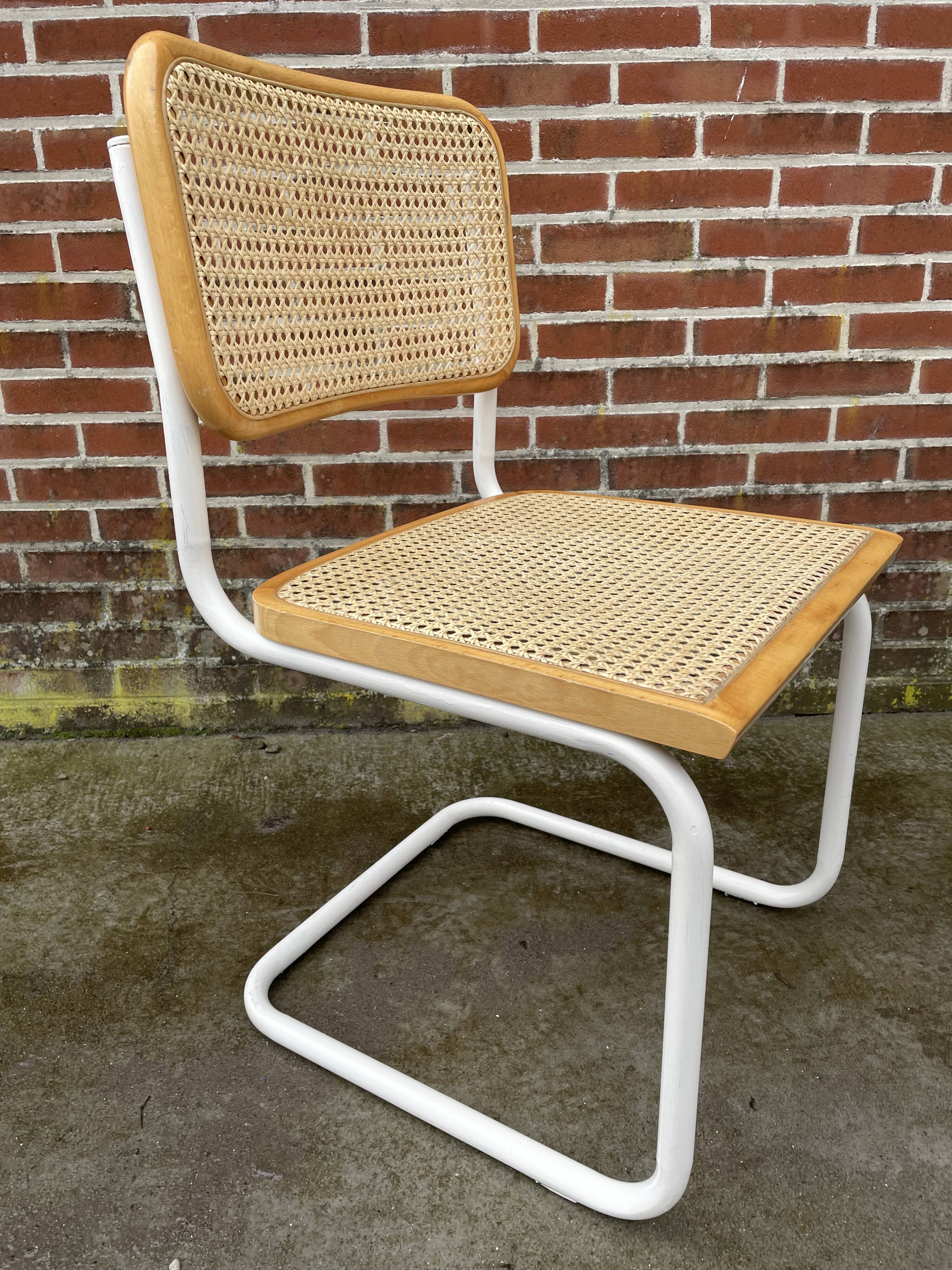 Chaise Cesca modèle b32 en blanc et bois par Marcel Breuer