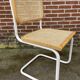 Chaise Cesca modèle b32 en blanc et bois par Marcel Breuer