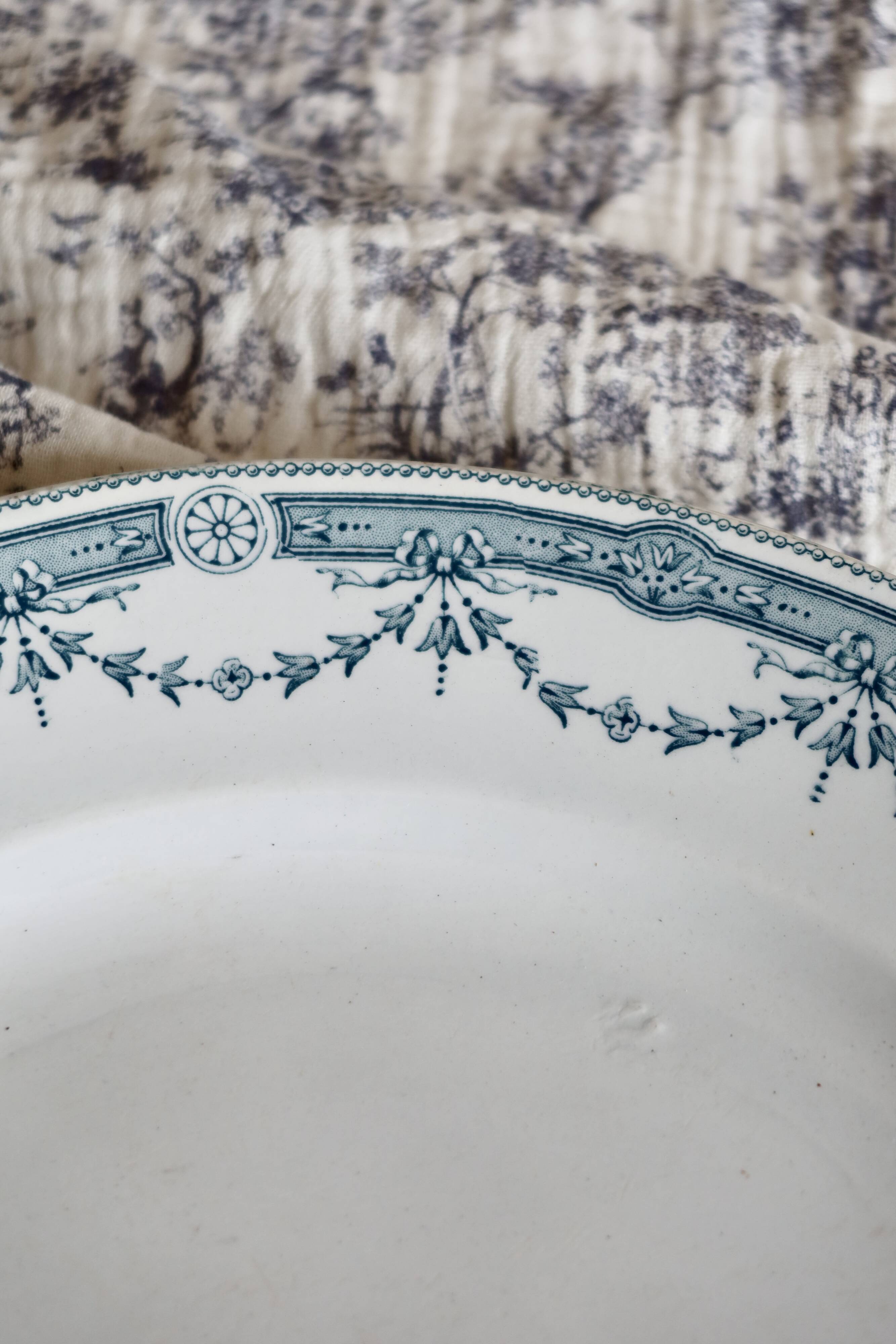 Round serving dish Terre de Fer - Provence model - Saint Amand et Hamage