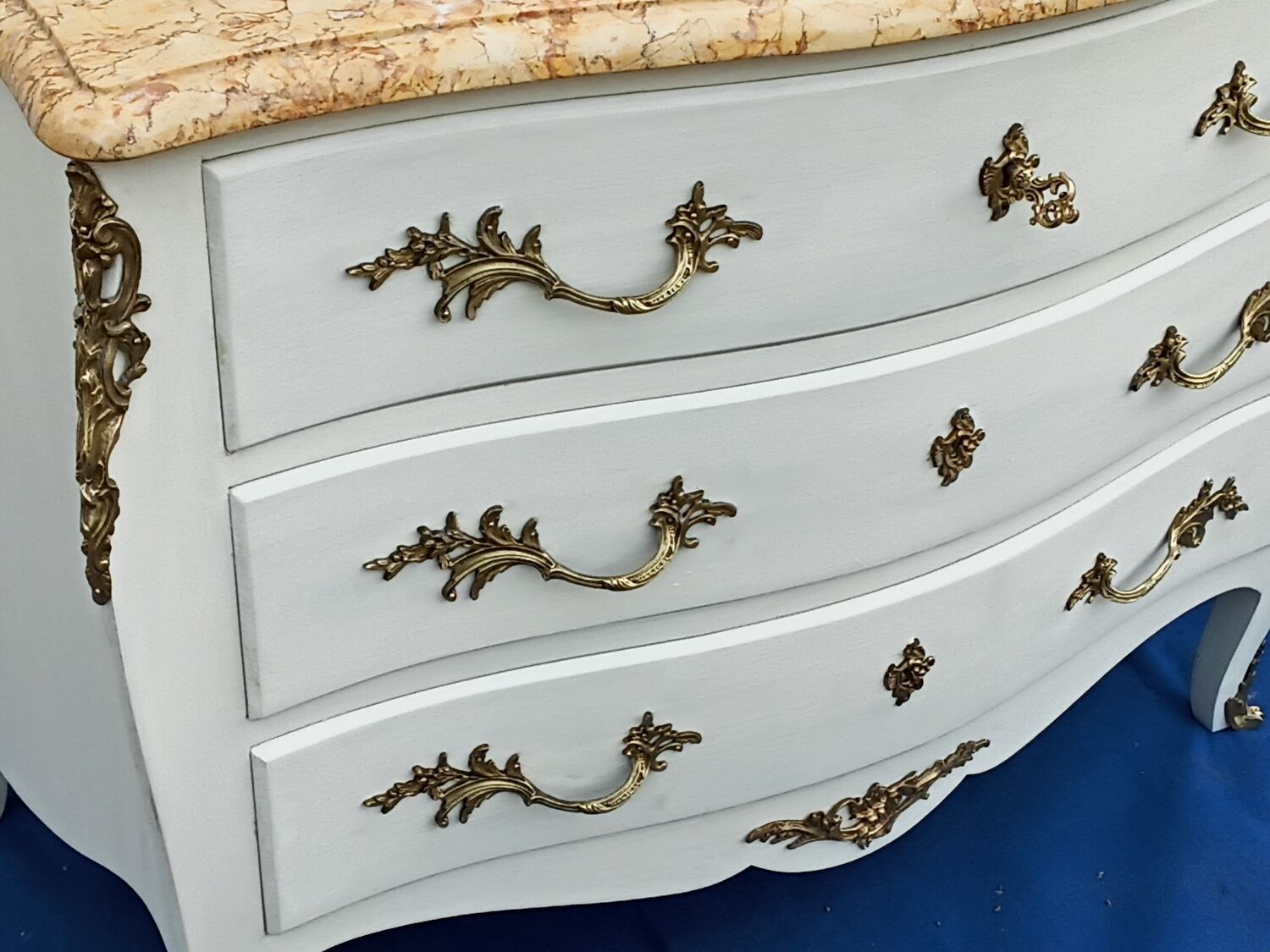 Chest of drawers style Louis XV cream