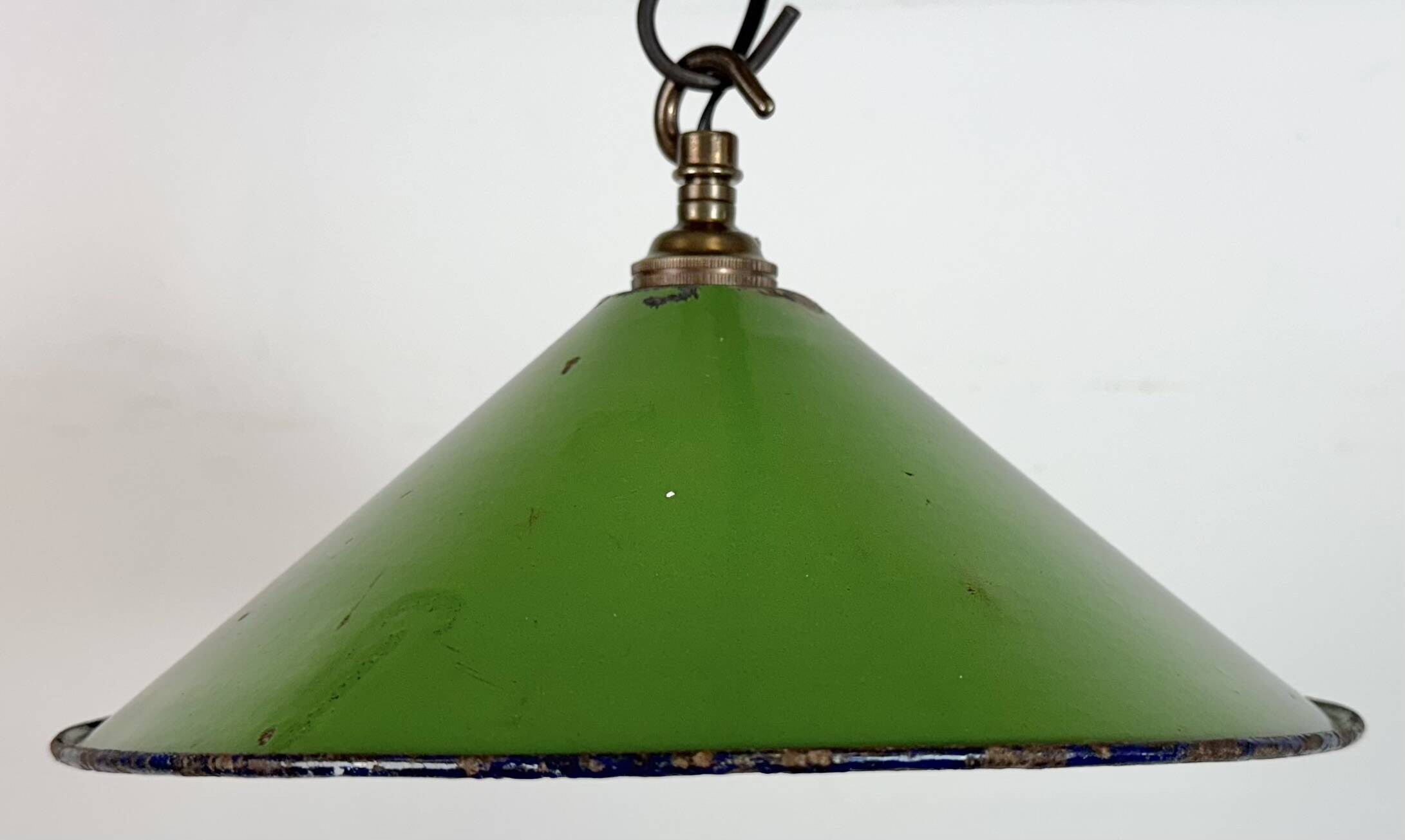 Suspension industrielle britannique en émail vert, années 1950