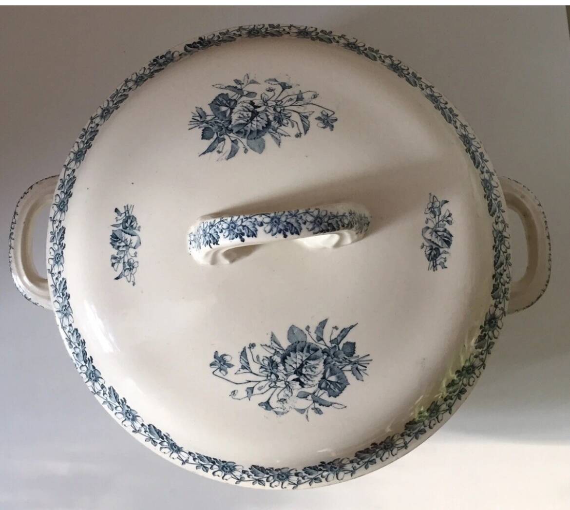 Ancienne Soupière Terre de Fer décor bleu fleuri