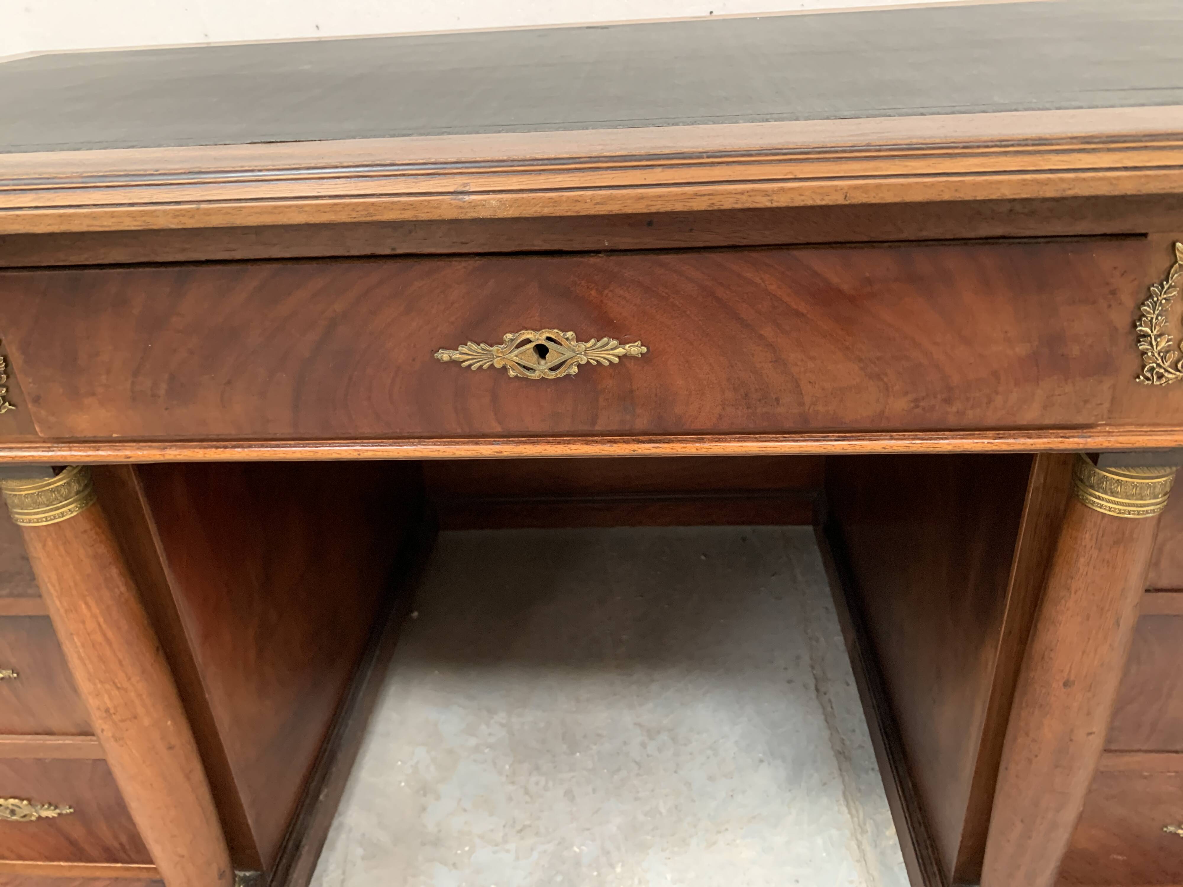 Bureau a caissons de style Empire en acajou et placage XX siècle