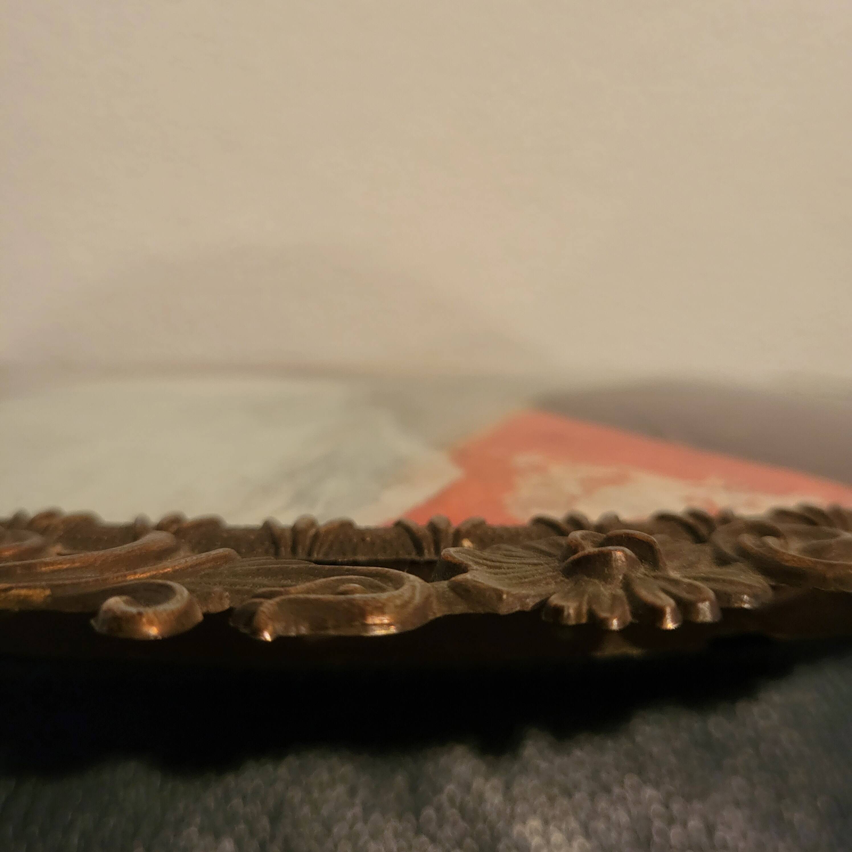 Italian oval frame in bronze and curved glass