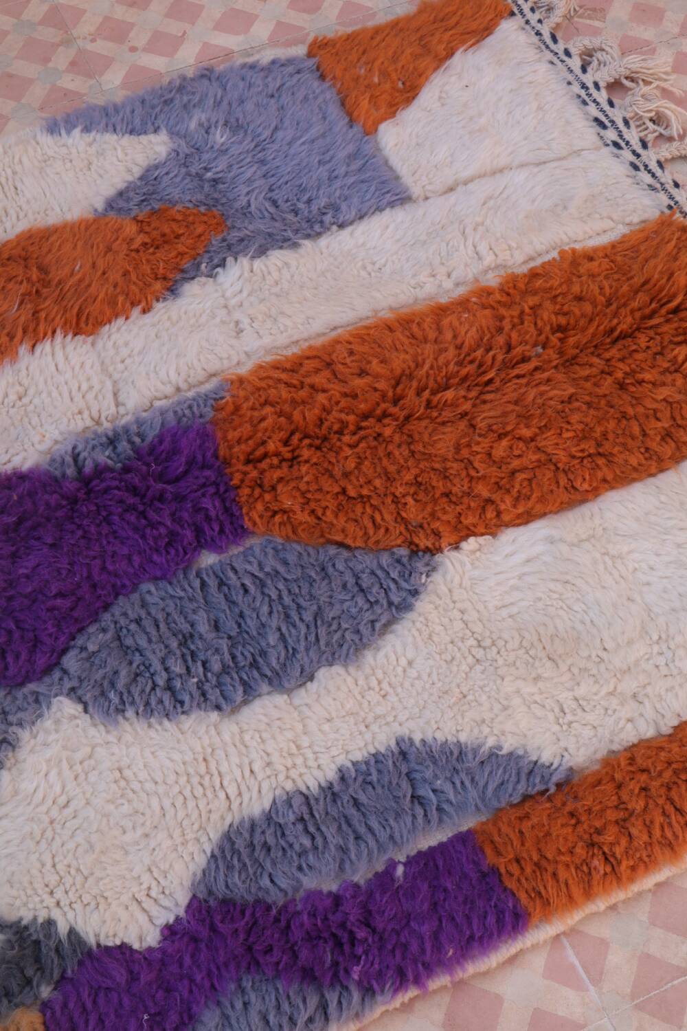 Tapis berbère marocain multicolore moderne