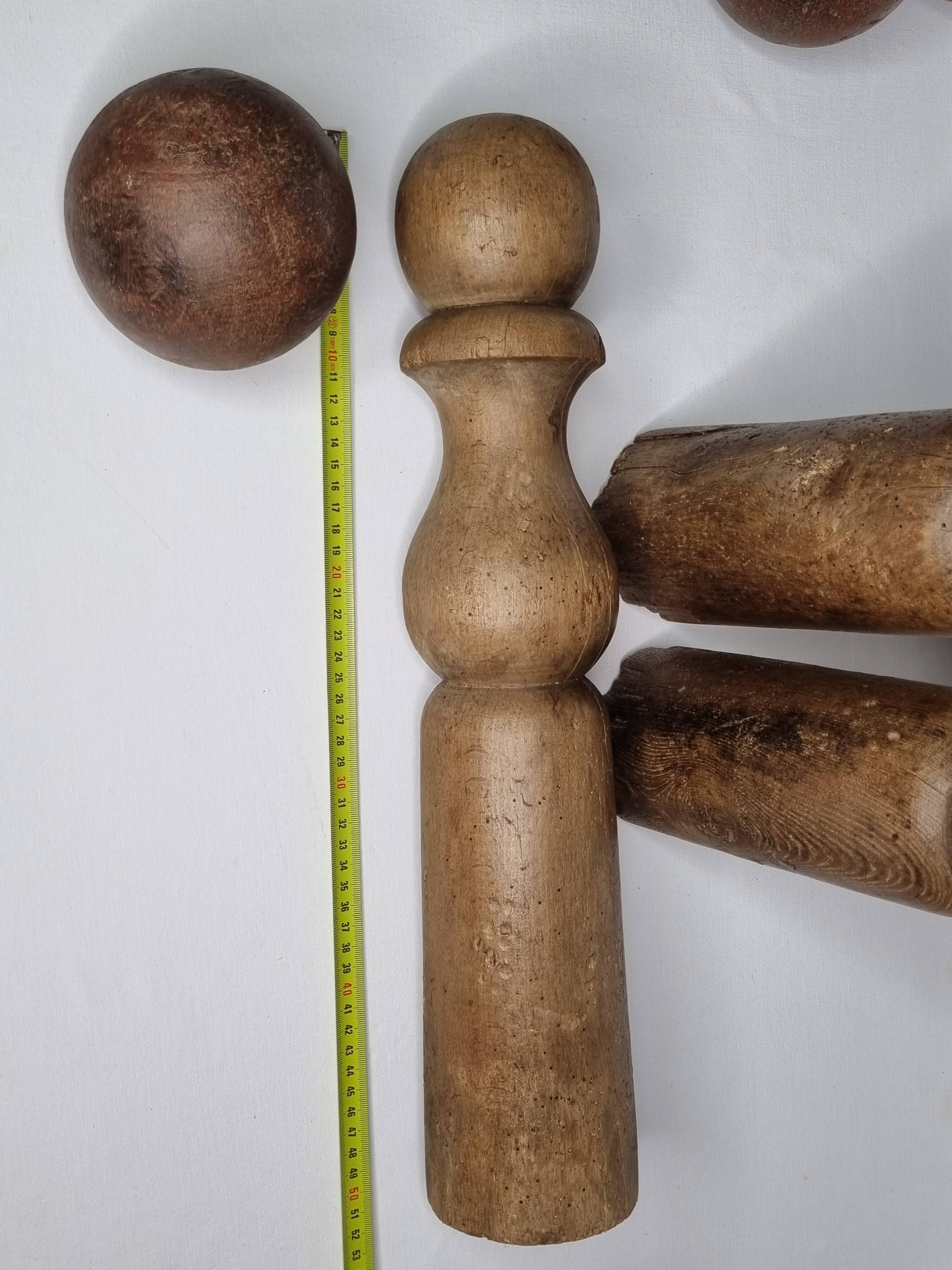 Ancien jeu de quilles grande taille en bois tourné, 52 cm