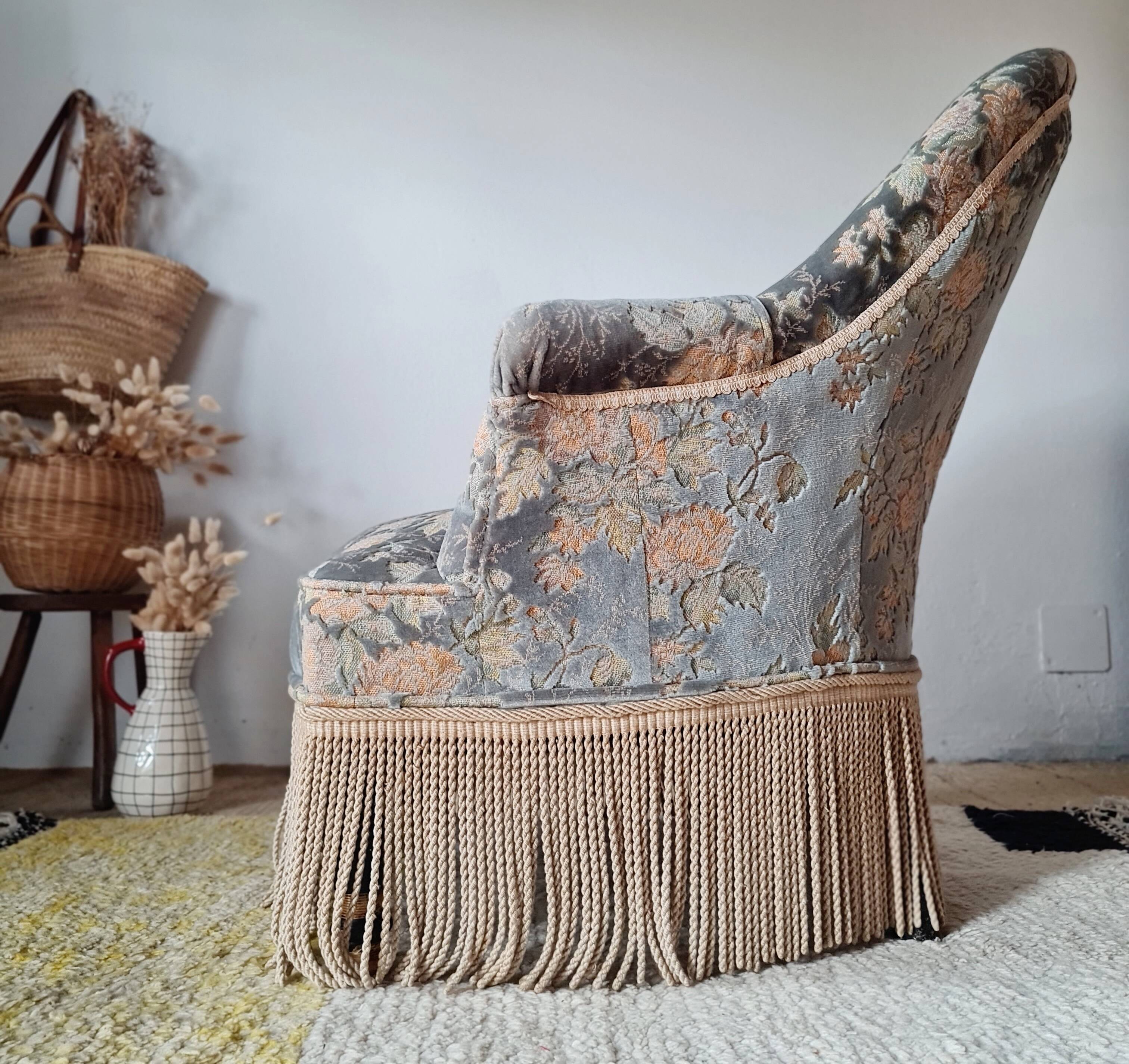Fauteuil crapaud ancien velours fleuri avec franges