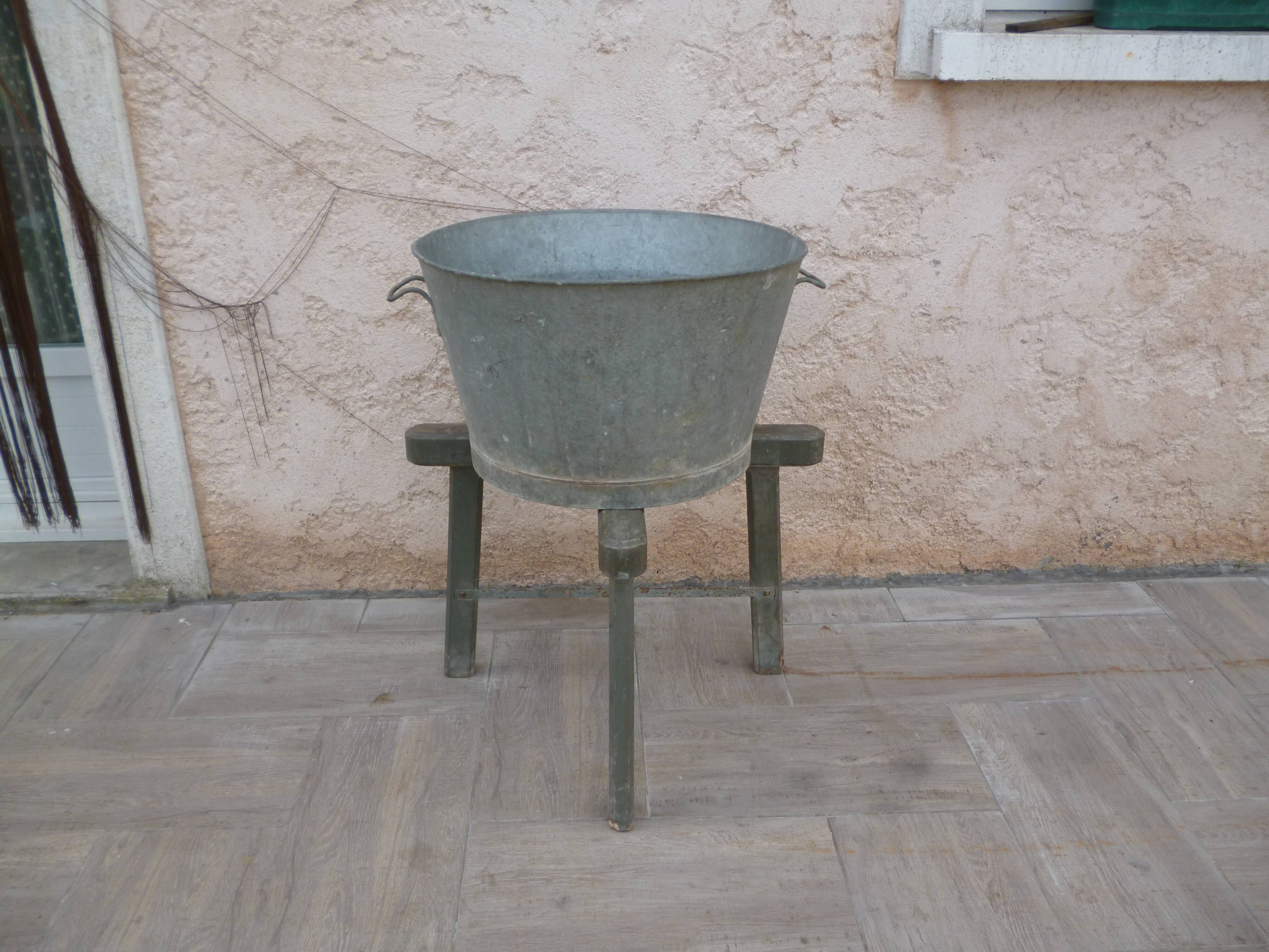 Basin with its ancient zinc trepieds