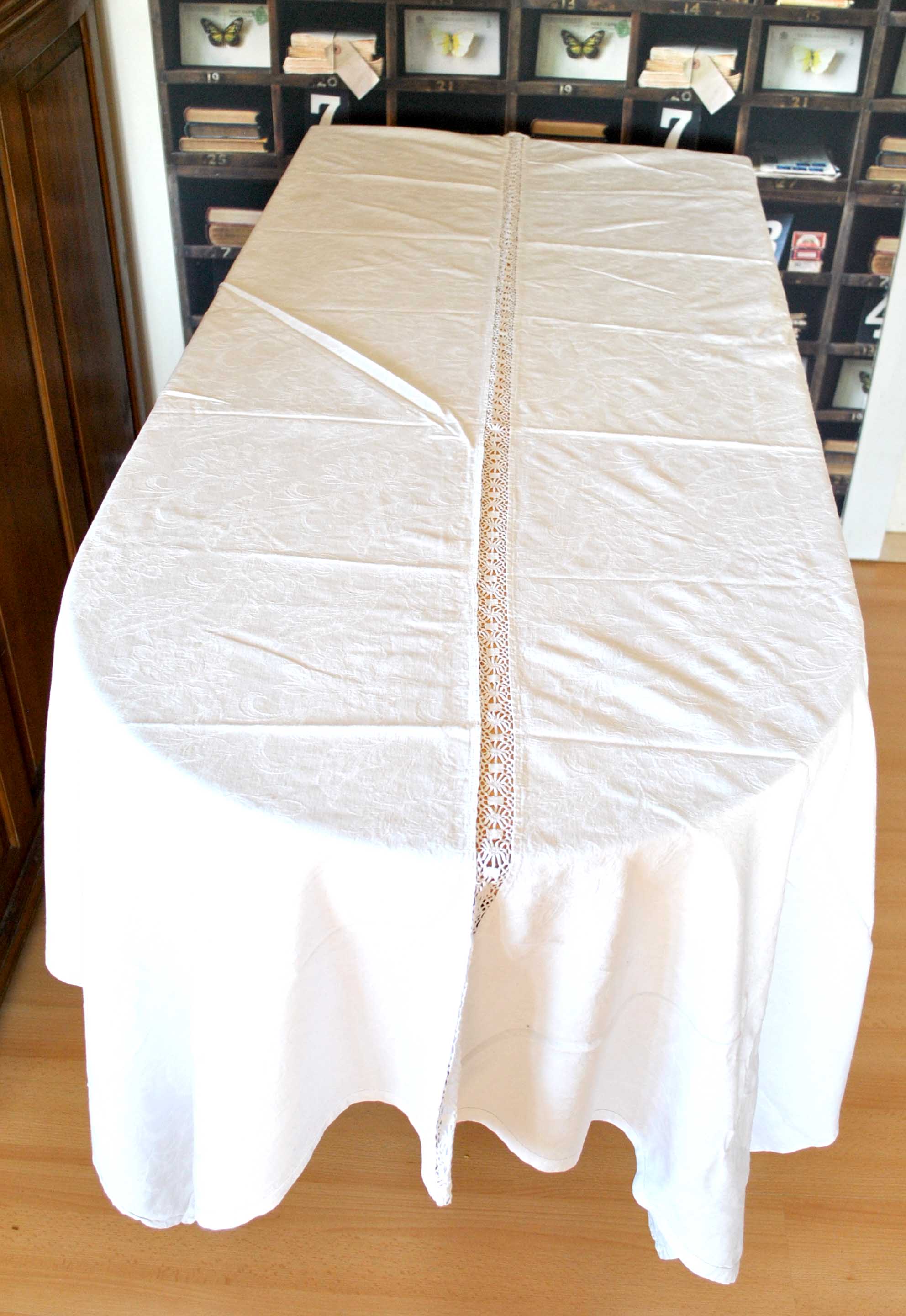 Vintage tablecloth in damask mestizo and decorated with a central lace 145x170 *Z*